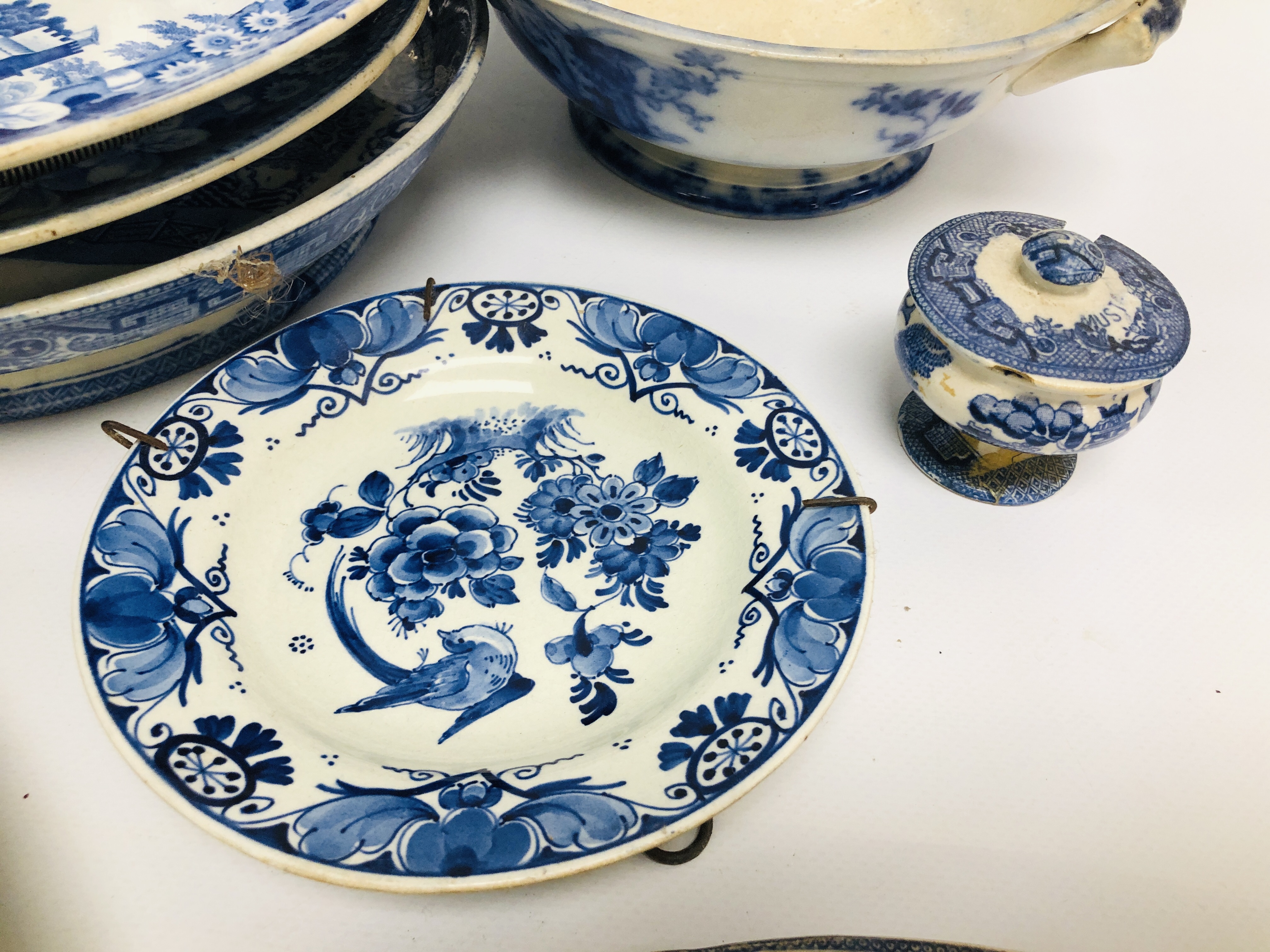 QUANTITY OF VINTAGE CHINA TO INCLUDE A STAFFORDSHIRE STYLE PUNCH BOWL ON RAISED FOOT, - Bild 7 aus 13