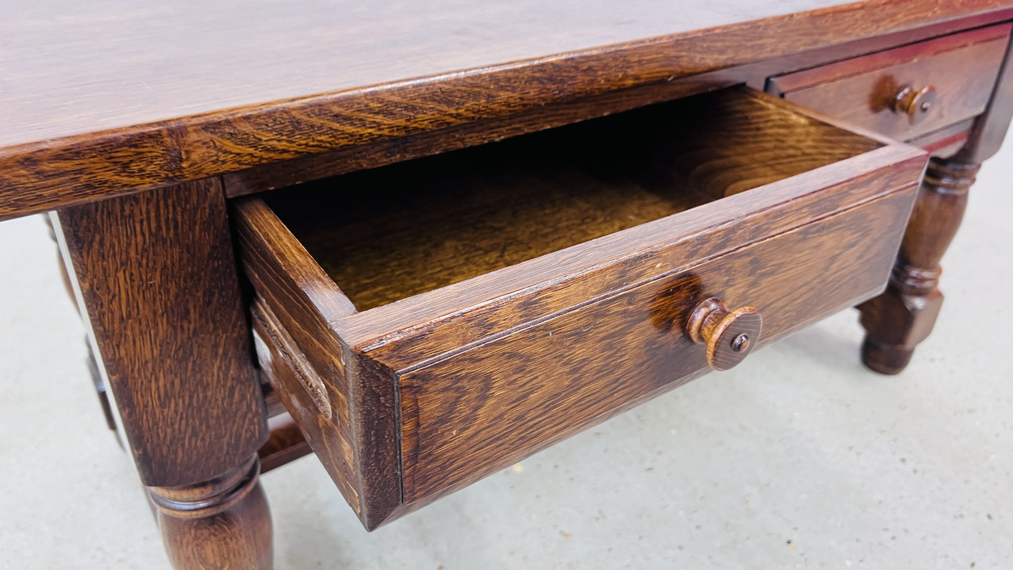 AN OAK TWO DRAWER GOOD QUALITY REPRODUCTION COFFEE TABLE LENGTH 114CM. WIDTH 49CM. HEIGHT 50CM. - Image 7 of 7