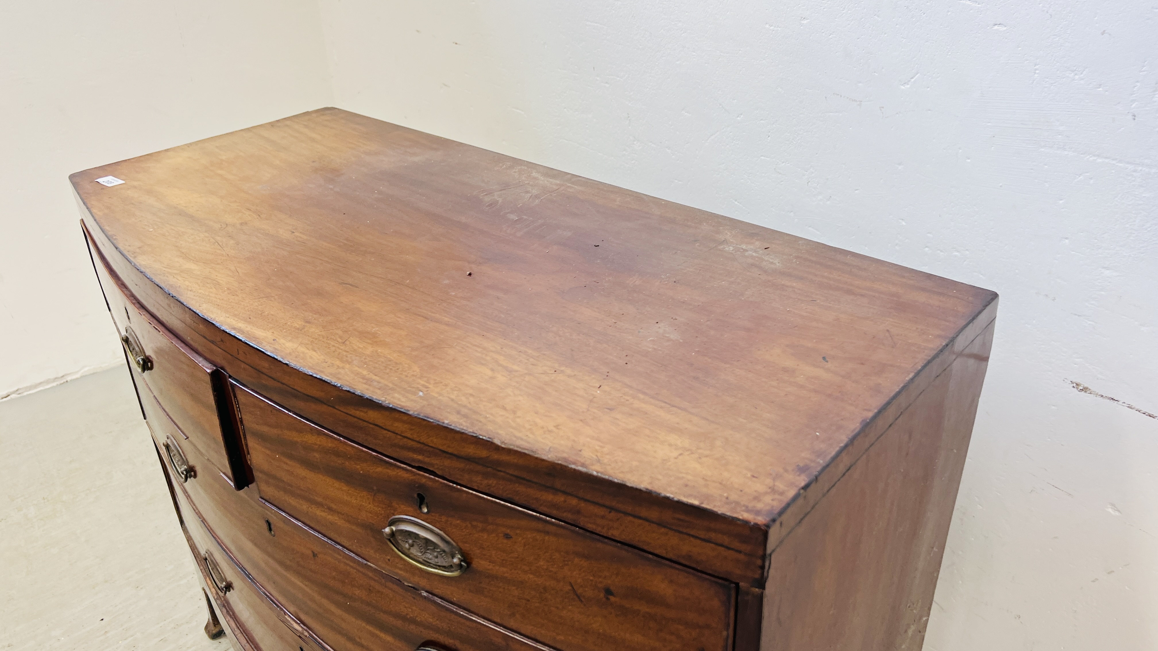 A GEORGE III MAHOGANY BOW FRONT CHEST OF FOUR DRAWERS, LATER HANDLES, A/F CONDITION, W 104CM. - Image 2 of 9