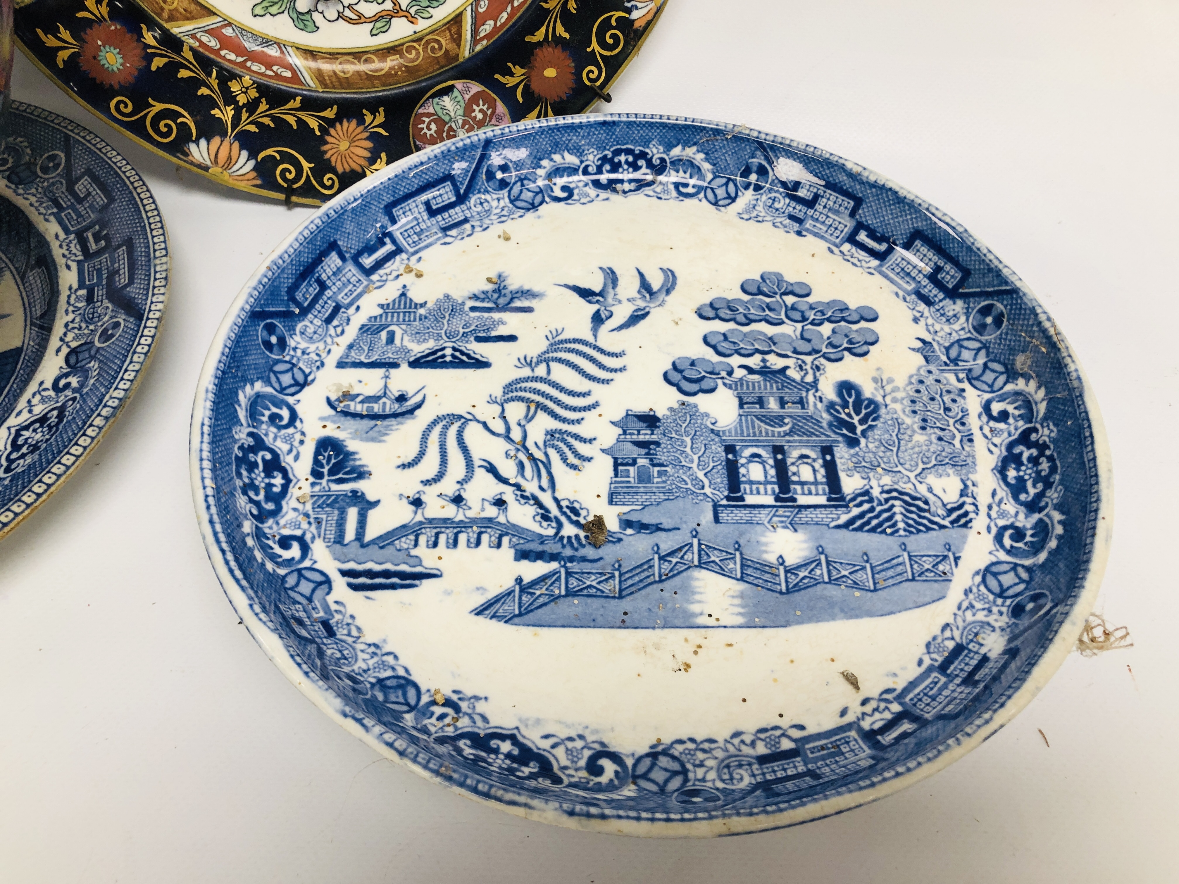 QUANTITY OF VINTAGE CHINA TO INCLUDE A STAFFORDSHIRE STYLE PUNCH BOWL ON RAISED FOOT, - Bild 11 aus 13