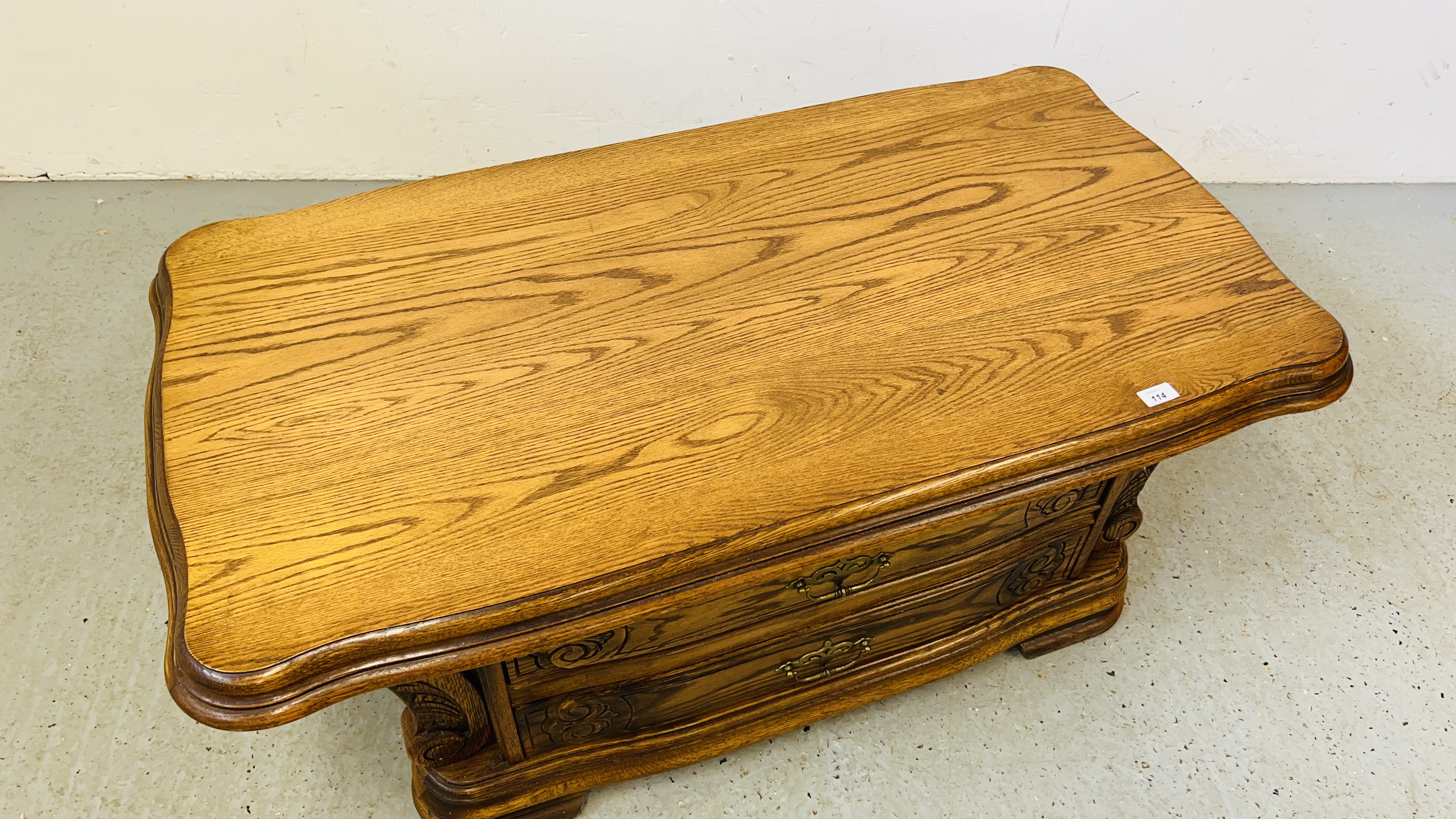 AN OAK TWO DRAWER COFFEE TABLE WITH CARVED DETAIL 120CM X 68CM. - Image 2 of 9