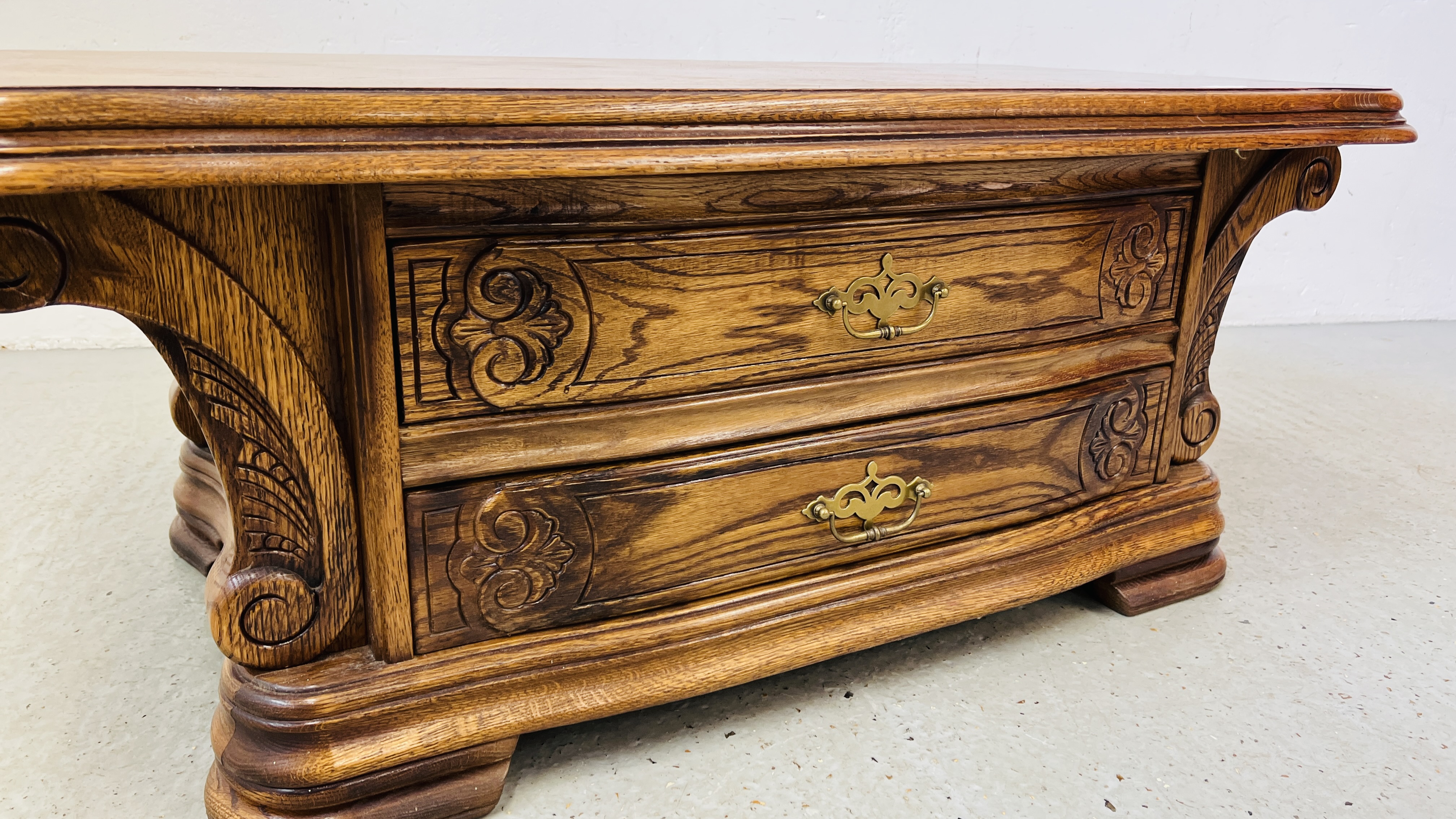 AN OAK TWO DRAWER COFFEE TABLE WITH CARVED DETAIL 120CM X 68CM. - Image 3 of 9