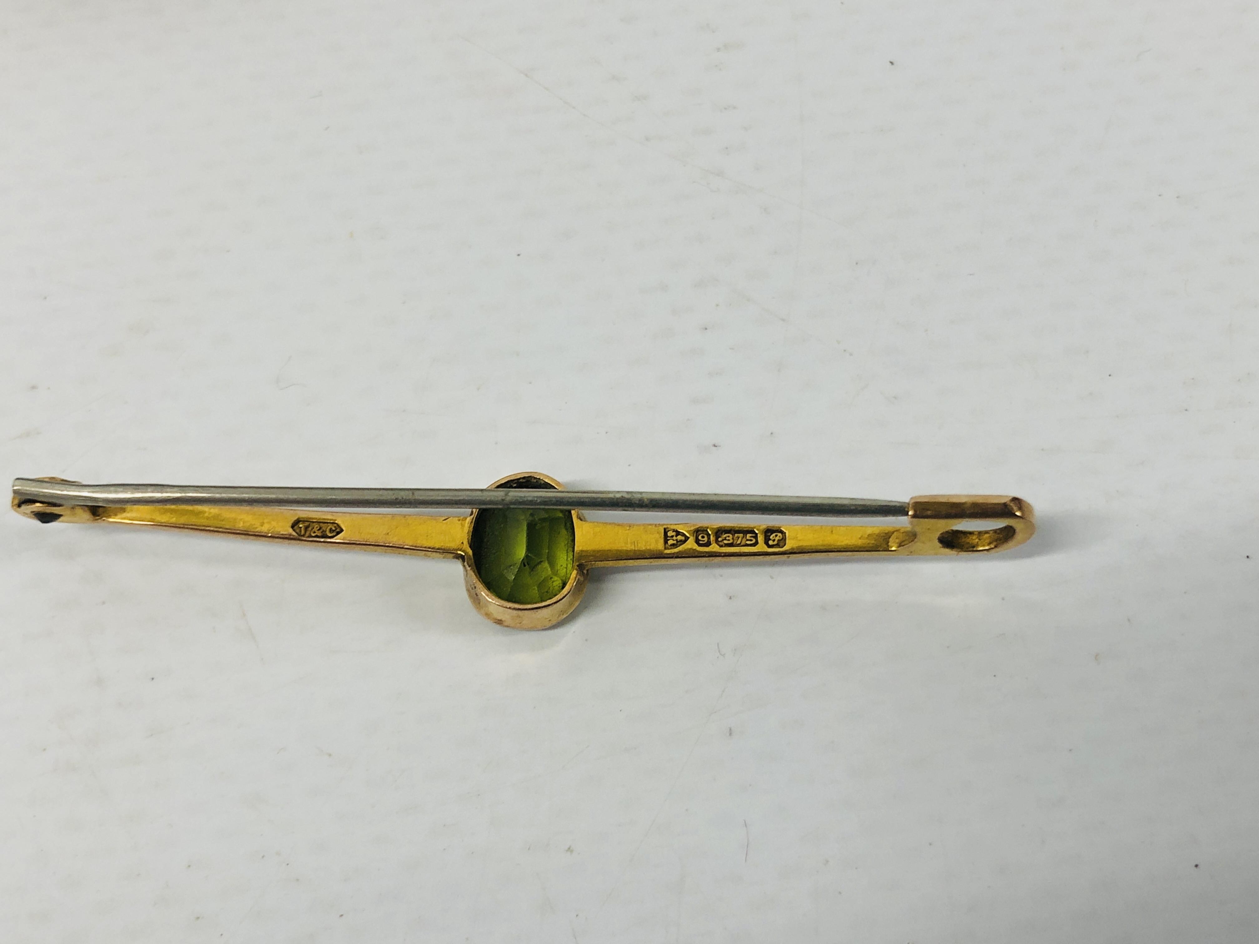 A 9 CT GOLD BAR BROOCH SET WITH GREEN STONE ALONG WITH TWO STRATTON COMPACTS BOTH DECORATED WITH - Image 4 of 7