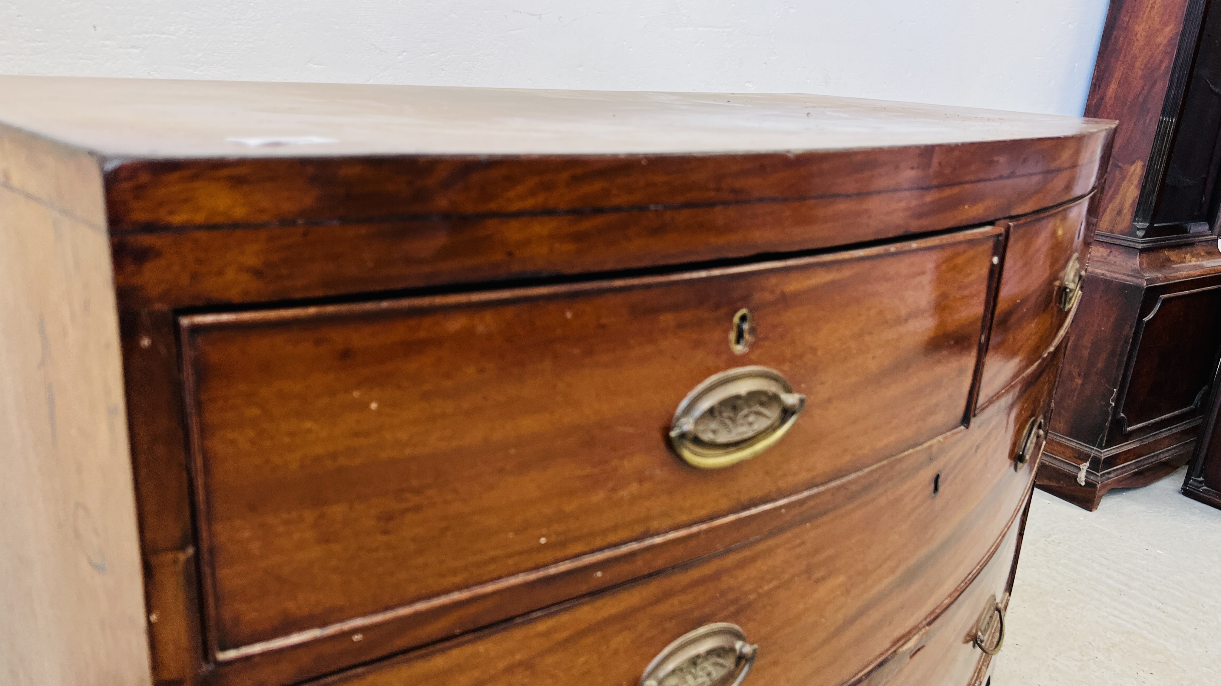 A GEORGE III MAHOGANY BOW FRONT CHEST OF FOUR DRAWERS, LATER HANDLES, A/F CONDITION, W 104CM. - Image 5 of 9