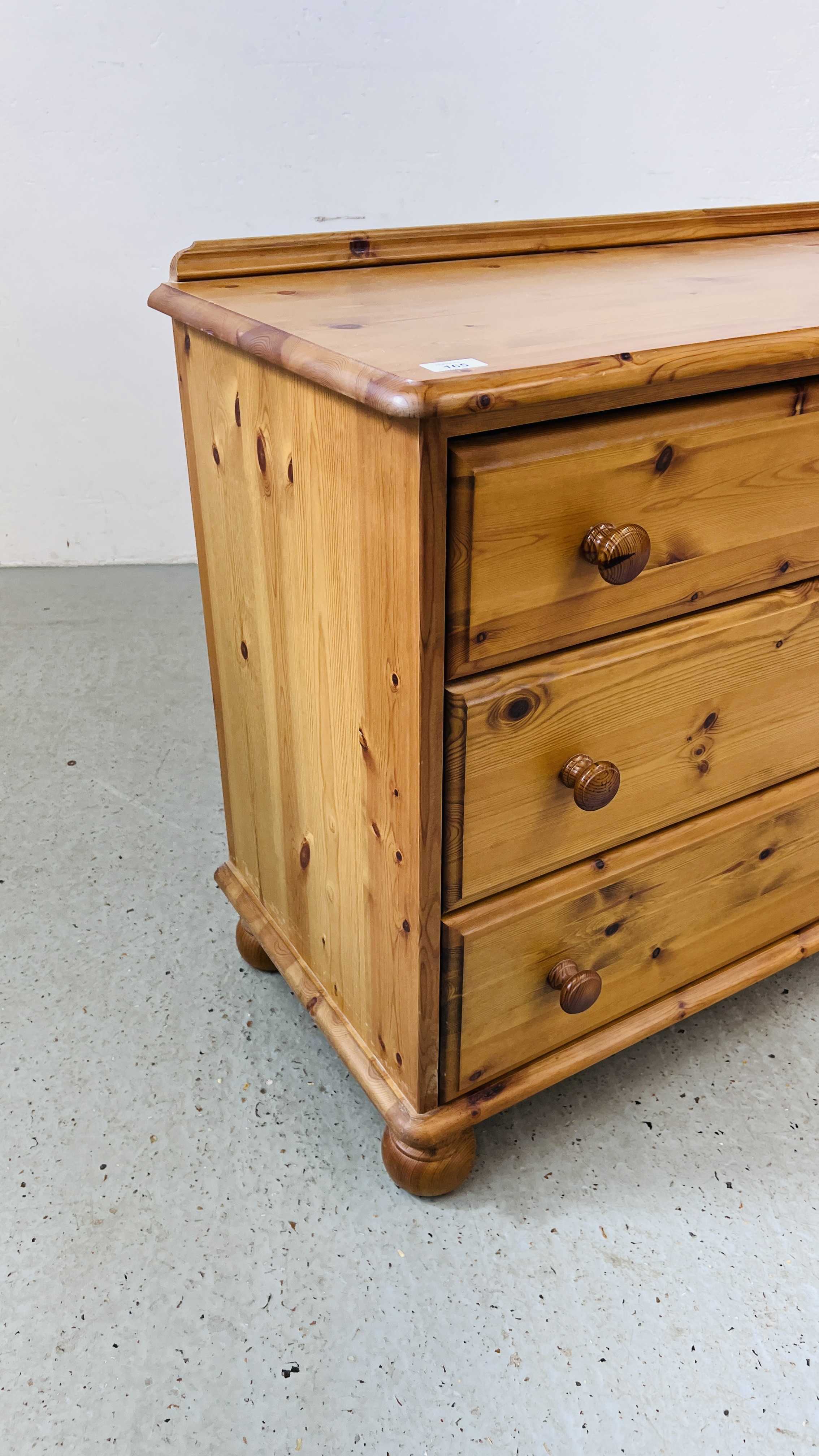 A GOOD QUALITY HONEY PINE THREE DRAWER BEDROOM CHEST WIDTH 90CM. DEPTH 46CM. HEIGHT 75CM. - Image 5 of 9