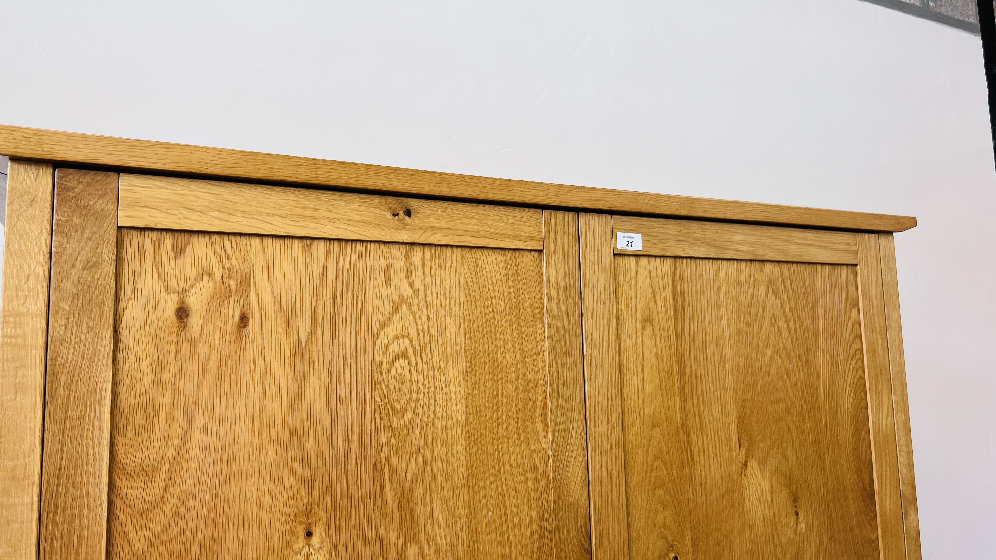 A MODERN LIGHT OAK DOUBLE WARDROBE WITH TWO DRAWERS TO BASE W 127CM, D 63CM, H 186CM. - Bild 6 aus 10