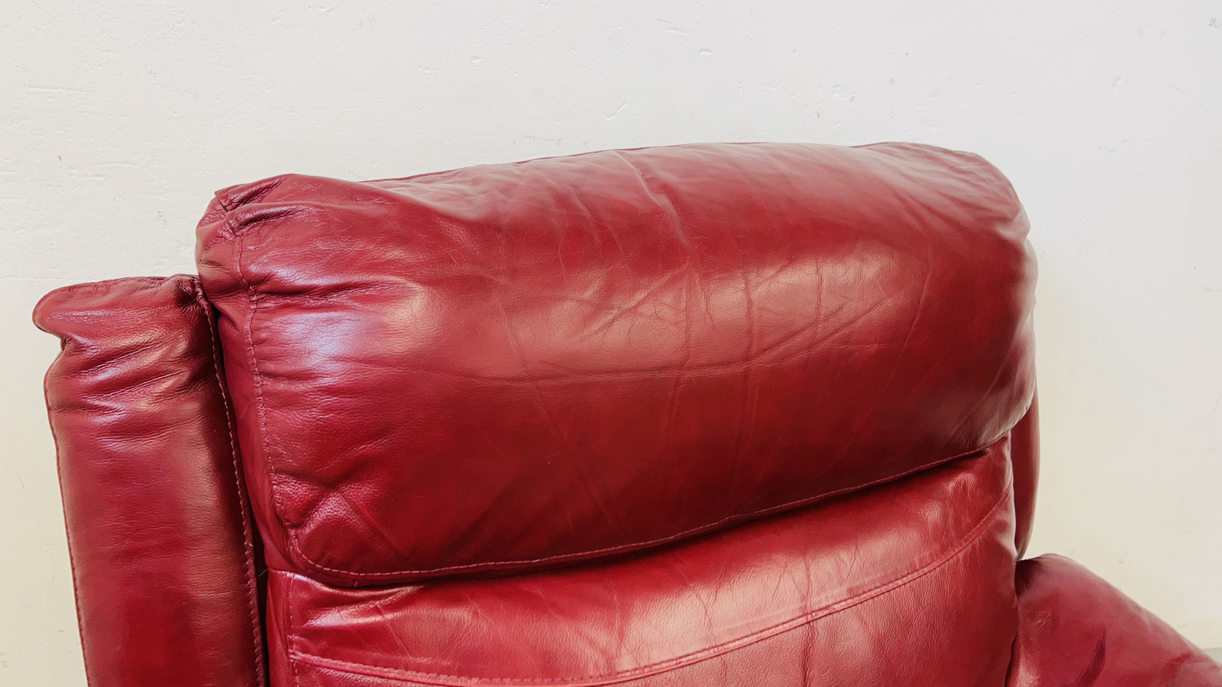 A RED LEATHER ELECTRIC RECLINING EASY CHAIR - SOLD AS SEEN. - Image 5 of 12