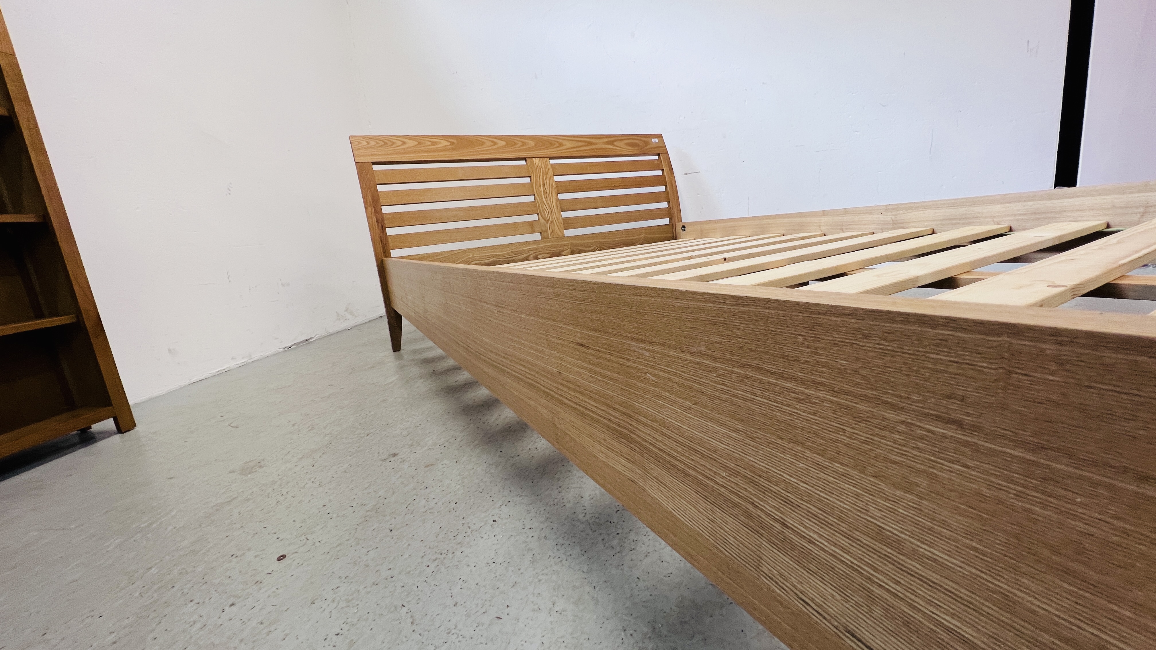 A MODERN LIGHT OAK FINISH KINGSIZE SLEIGH BEDSTEAD. - Image 7 of 11