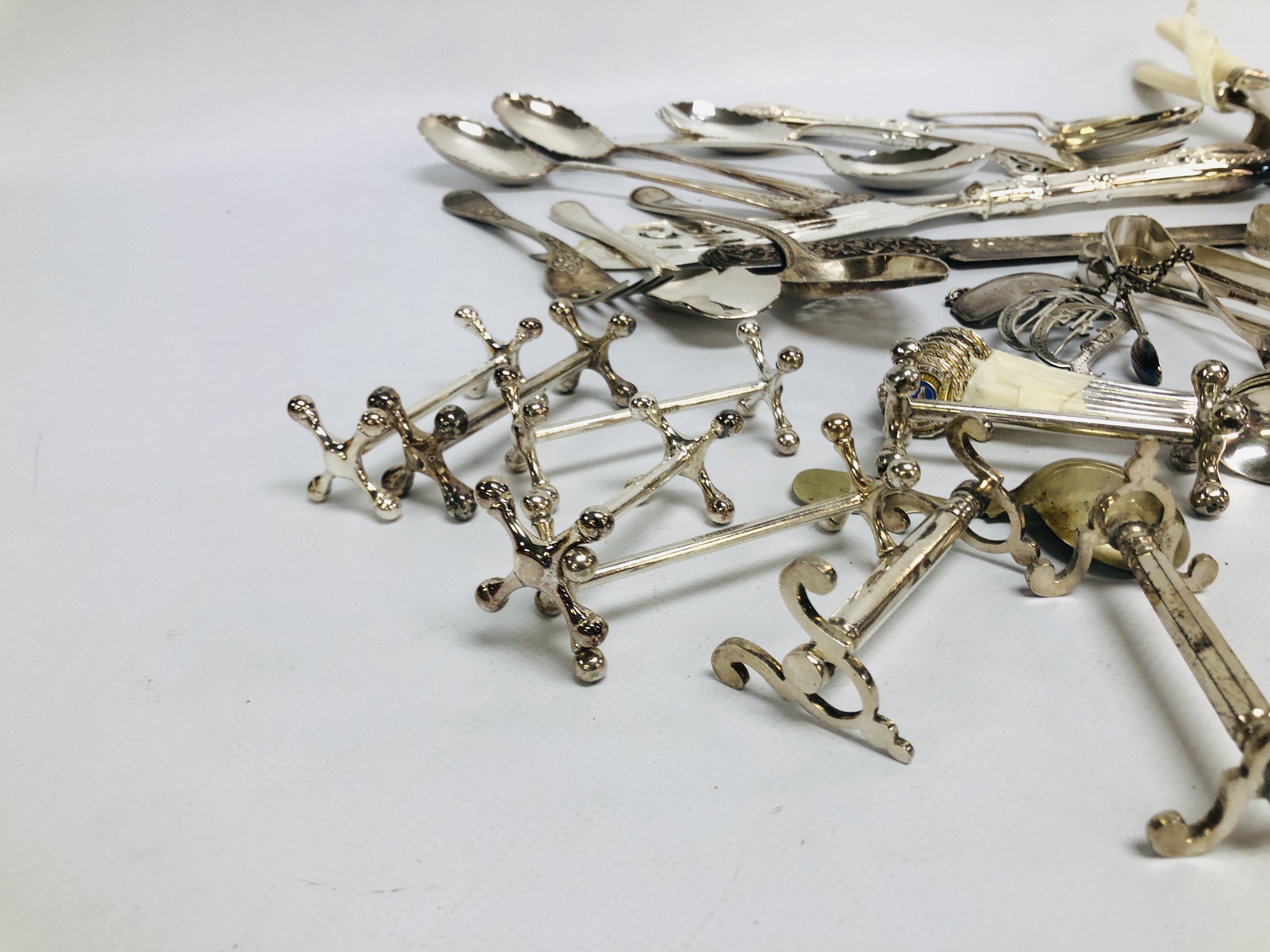 BOX OF ASSORTED SILVER PLATED CUTLERY SERVING FORKS AND SLICES, KNIFE RESTS AND COFFEE BEAN SPOONS, - Image 8 of 11