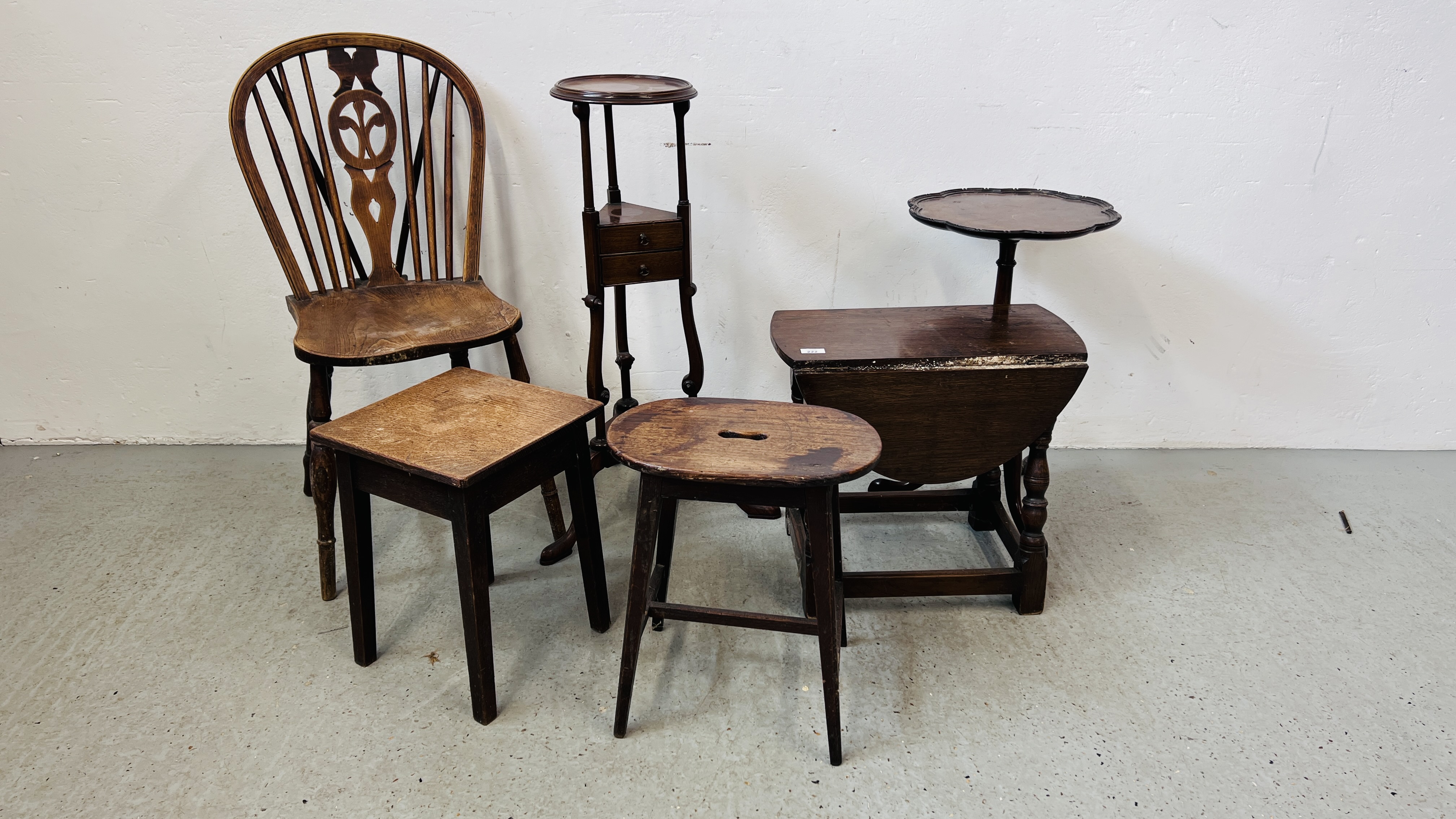 AN ANTIQUE ELM SEATED KITCHEN CHAIR THE SPLAT WITH PRINCE OF WALES FEATHERS,