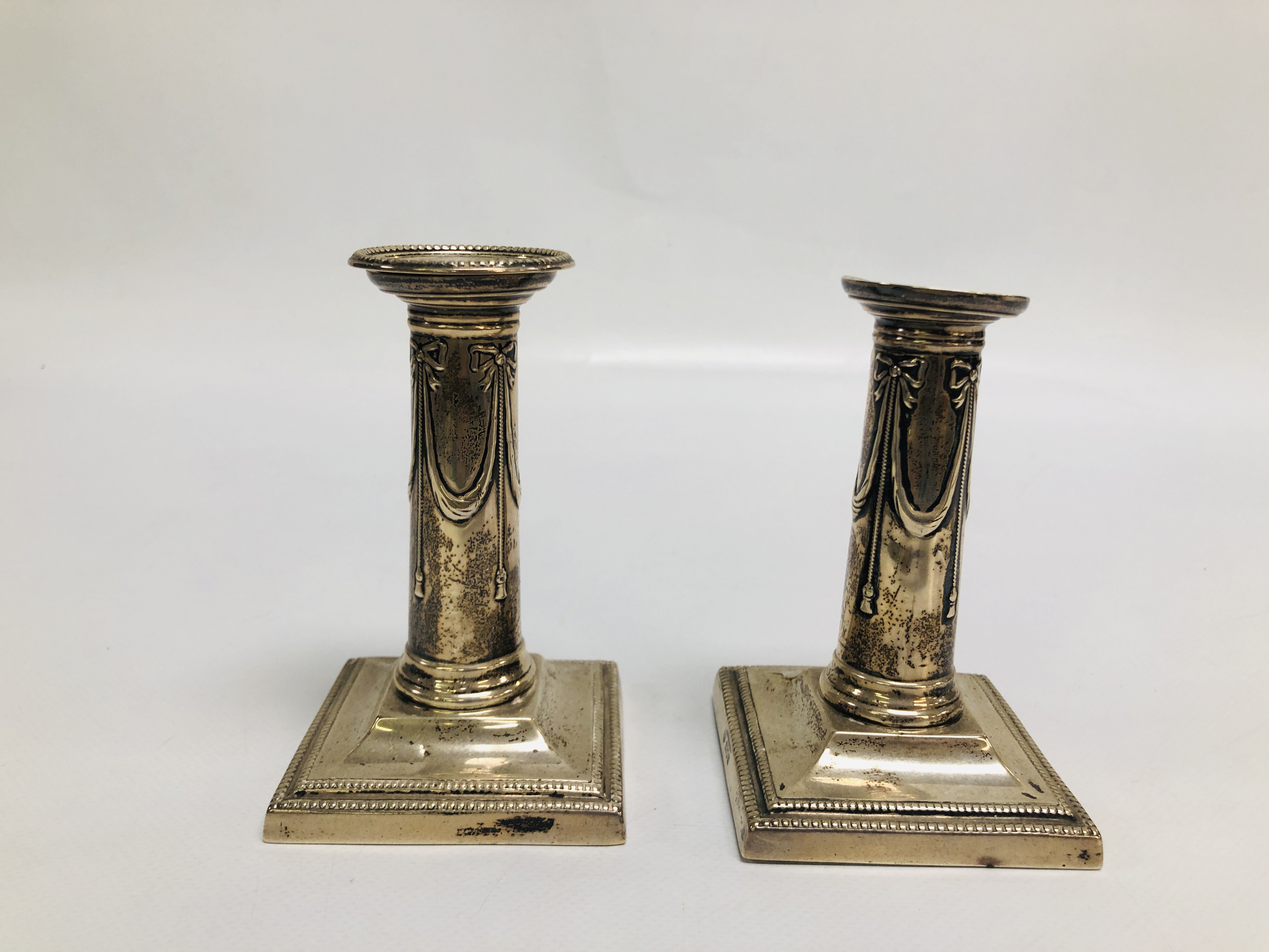 A PAIR OF SILVER CANDLESTICKS ON SQUARE BASES, LONDON ASSAY, H 12.5CM.