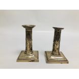 A PAIR OF SILVER CANDLESTICKS ON SQUARE BASES, LONDON ASSAY, H 12.5CM.