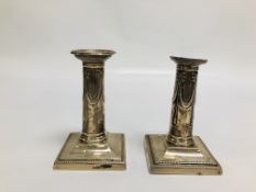A PAIR OF SILVER CANDLESTICKS ON SQUARE BASES, LONDON ASSAY, H 12.5CM.