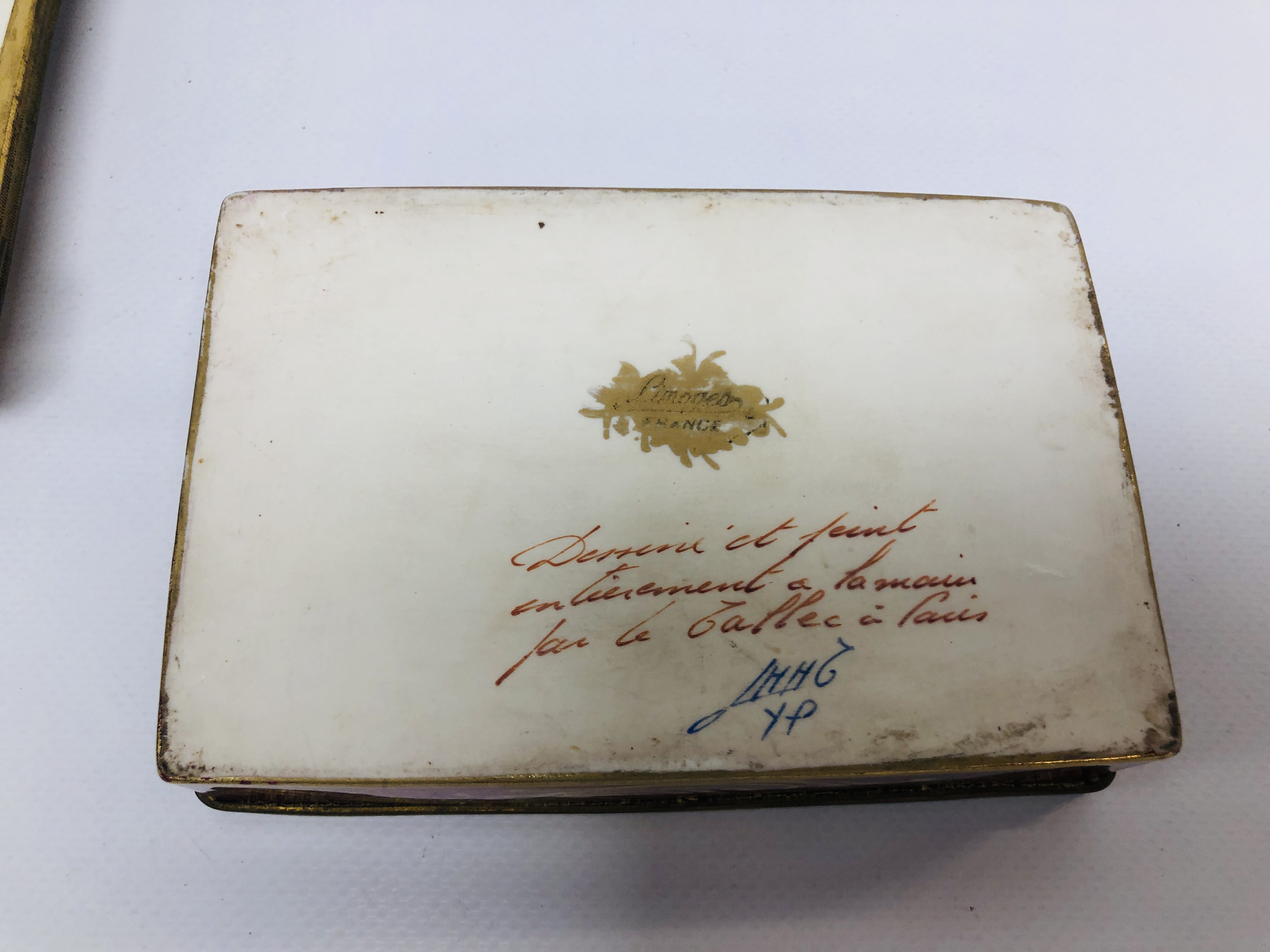 A C19th FRENCH HARDPASTE BOX WITH FLORAL DECORATION (HINGE BROKEN) W 14CM. - Image 10 of 10