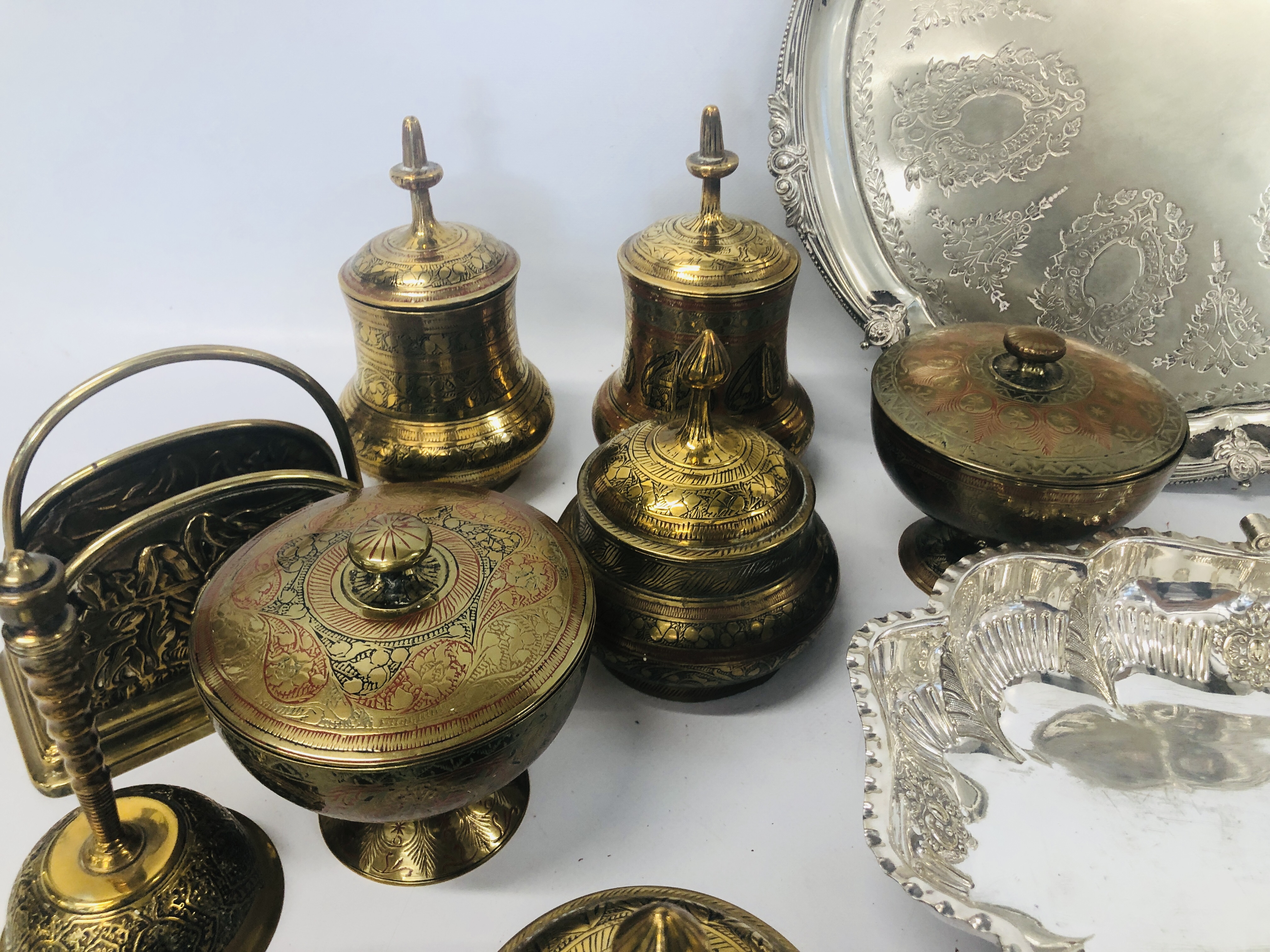 A COLLECTION OF METAL WARES TO INCLUDE BRASS EASTERN WATER VASES, BRASS TIN, CHINESE BRASS, - Bild 3 aus 9