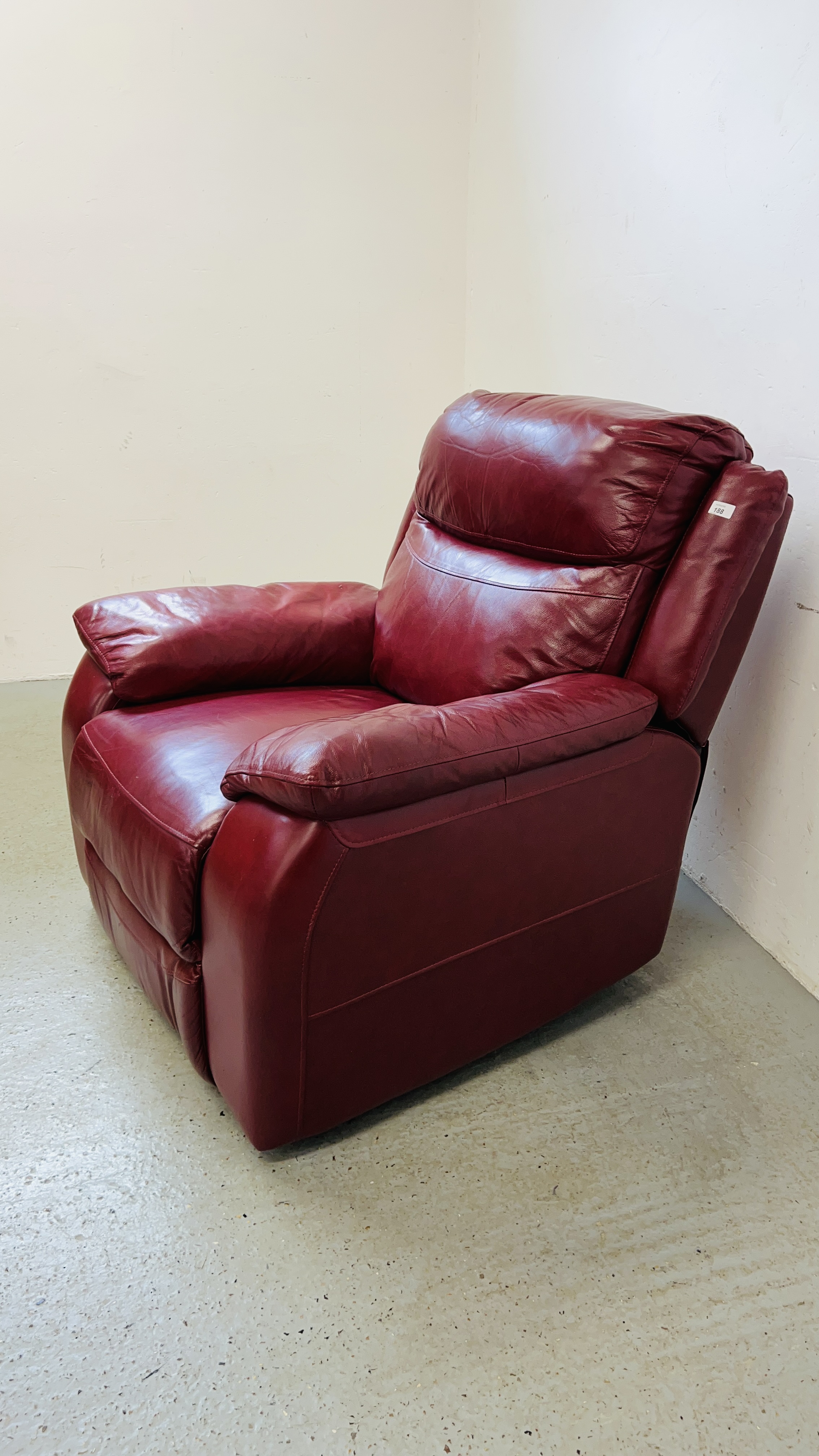 A RED LEATHER ELECTRIC RECLINING EASY CHAIR - SOLD AS SEEN. - Image 7 of 12