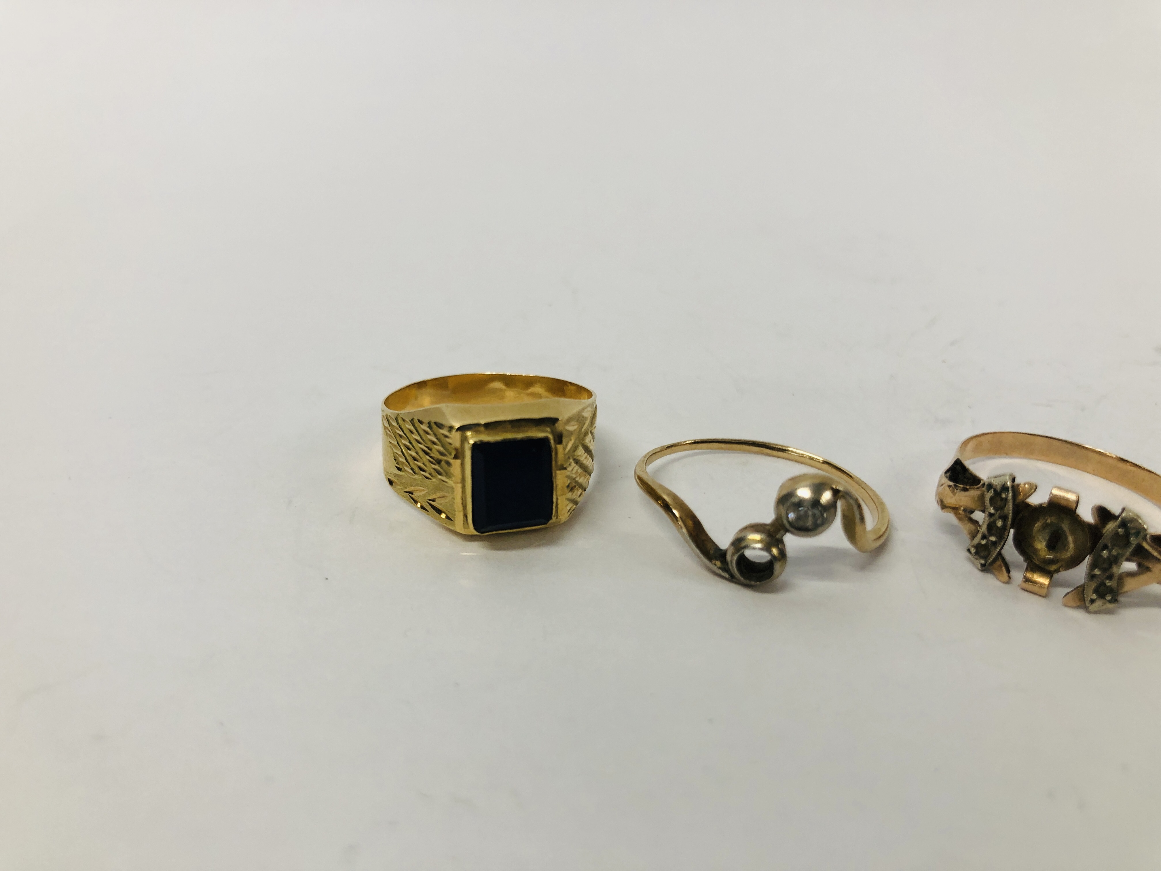SEVEN ASSORTED YELLOW METAL RINGS TO INCLUDE A WEDDING BAND (2 HAVE INDISTINCT MARKS AND ALL - Image 2 of 9