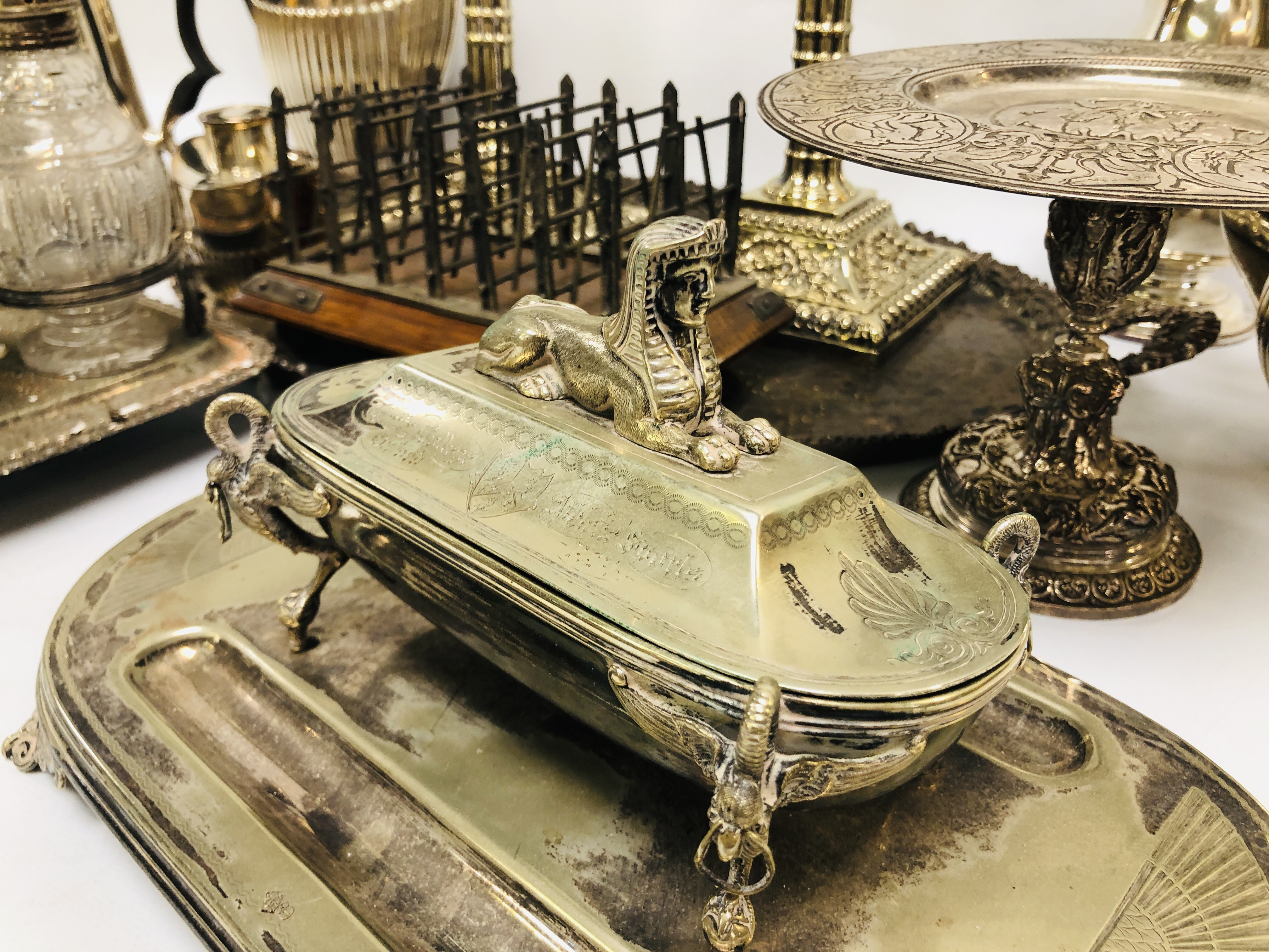 BOX OF ASSORTED GOOD QUALITY VINTAGE SILVER PLATED WARES TO INCLUDE FOUR VARIOUS TEA AND COFFEE - Image 3 of 12