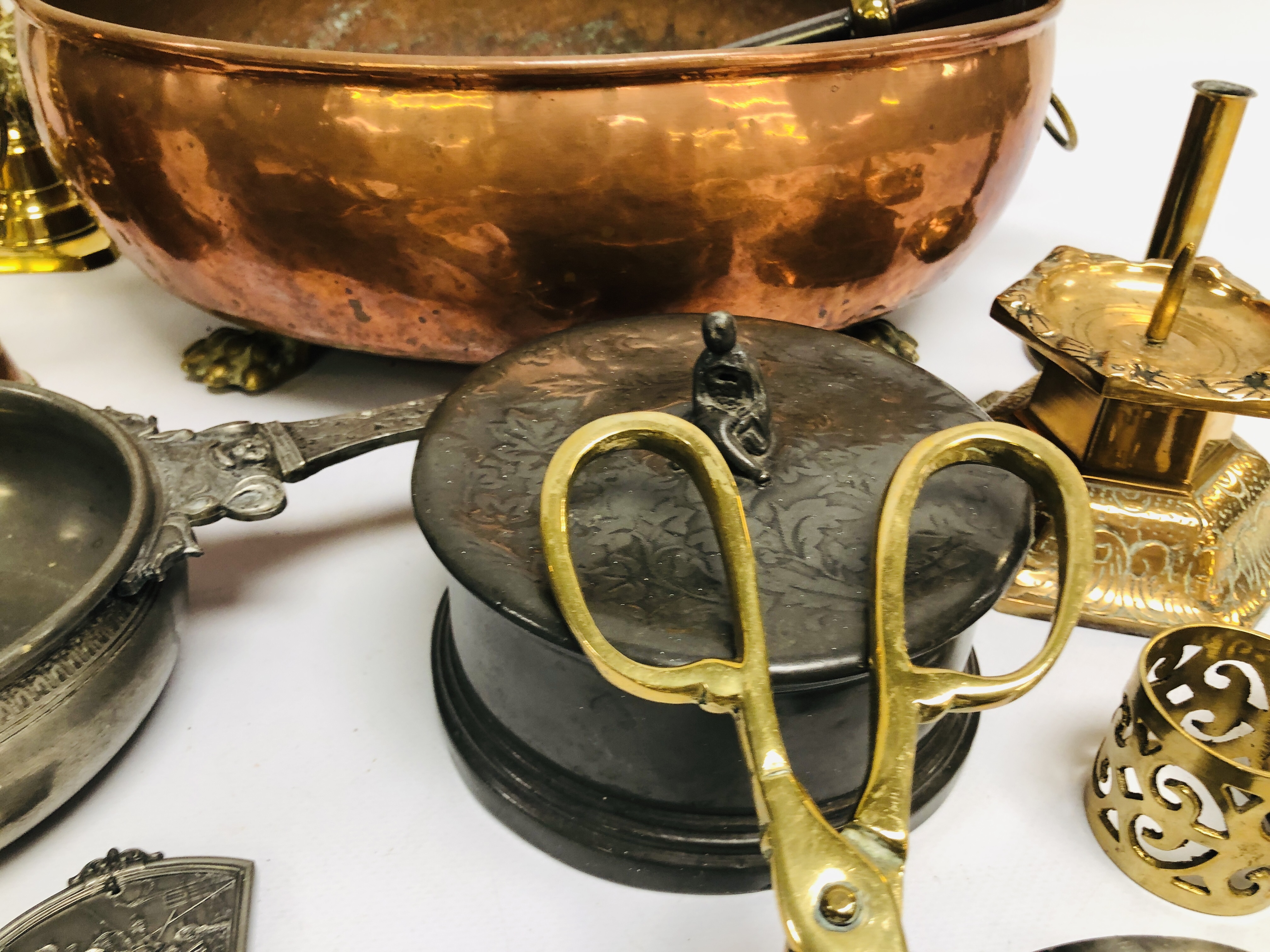 A COLLECTION OF METAL WARES TO INCLUDE COPPER PAN WITH LION HEAD DETAIL, 2 X BRASS CANDLESTICKS, - Image 5 of 10