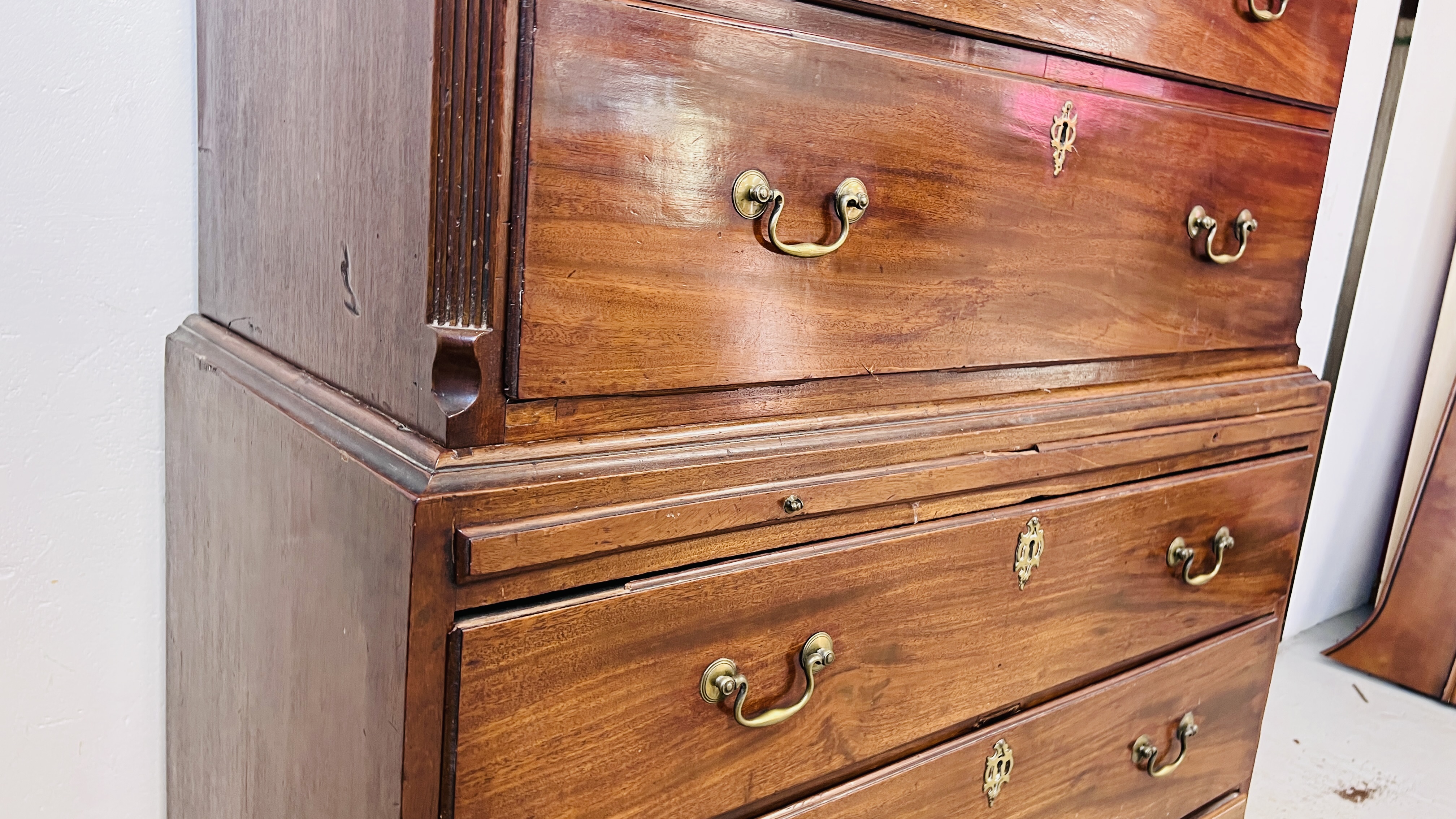 A GEORGE III MAHOGANY CHEST ON CHEST, RETAINING ORIGINAL HANDLES, THE BASE WITH BRUSHING SLIDE, - Image 9 of 17