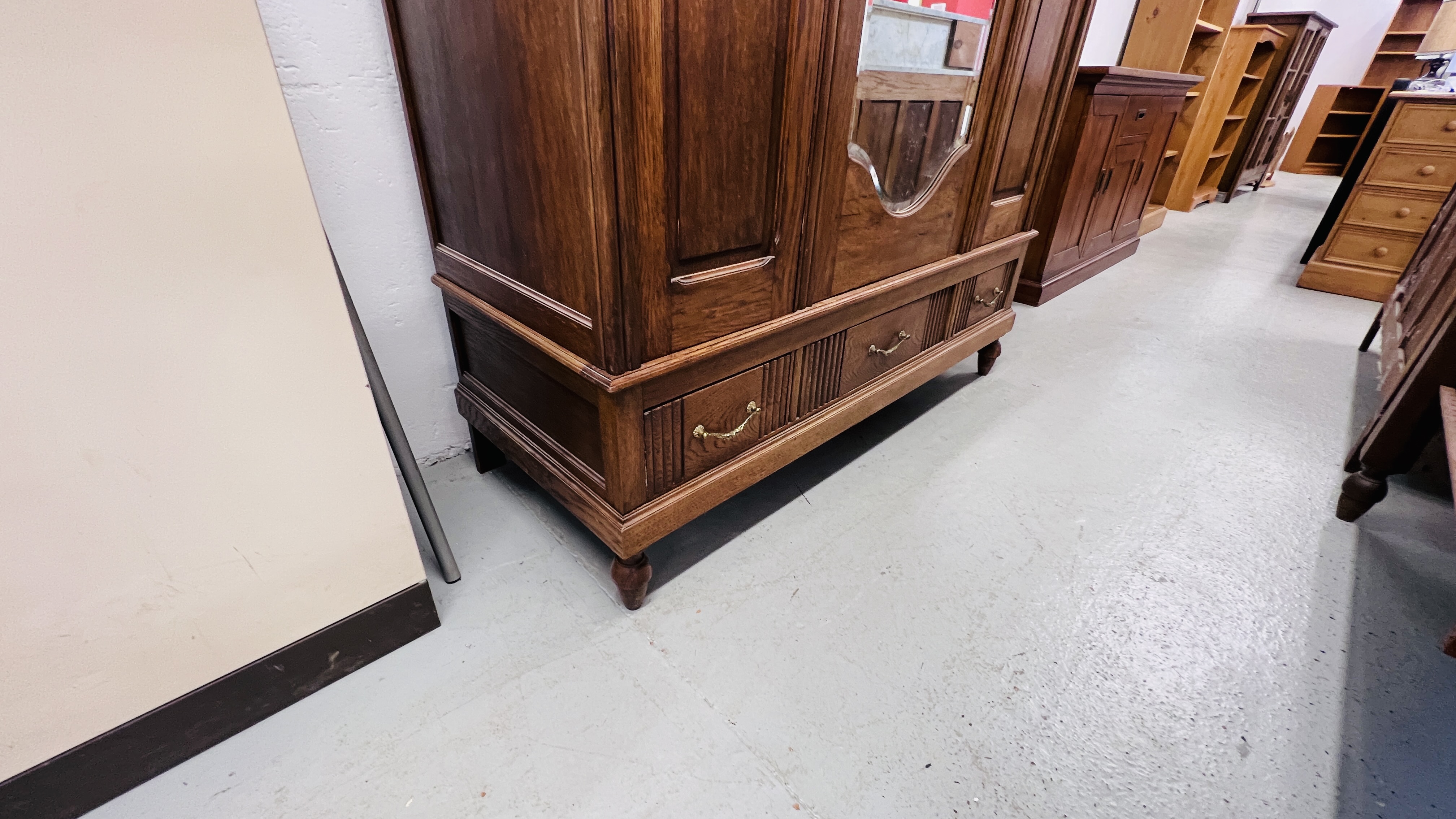 A DUTCH STYLE SOLID OAK FIVE PIECE BEDROOM SUITE COMPRISING OF DOUBLE BEDSTEAD WITH HIGH GROVE BEDS - Image 14 of 23