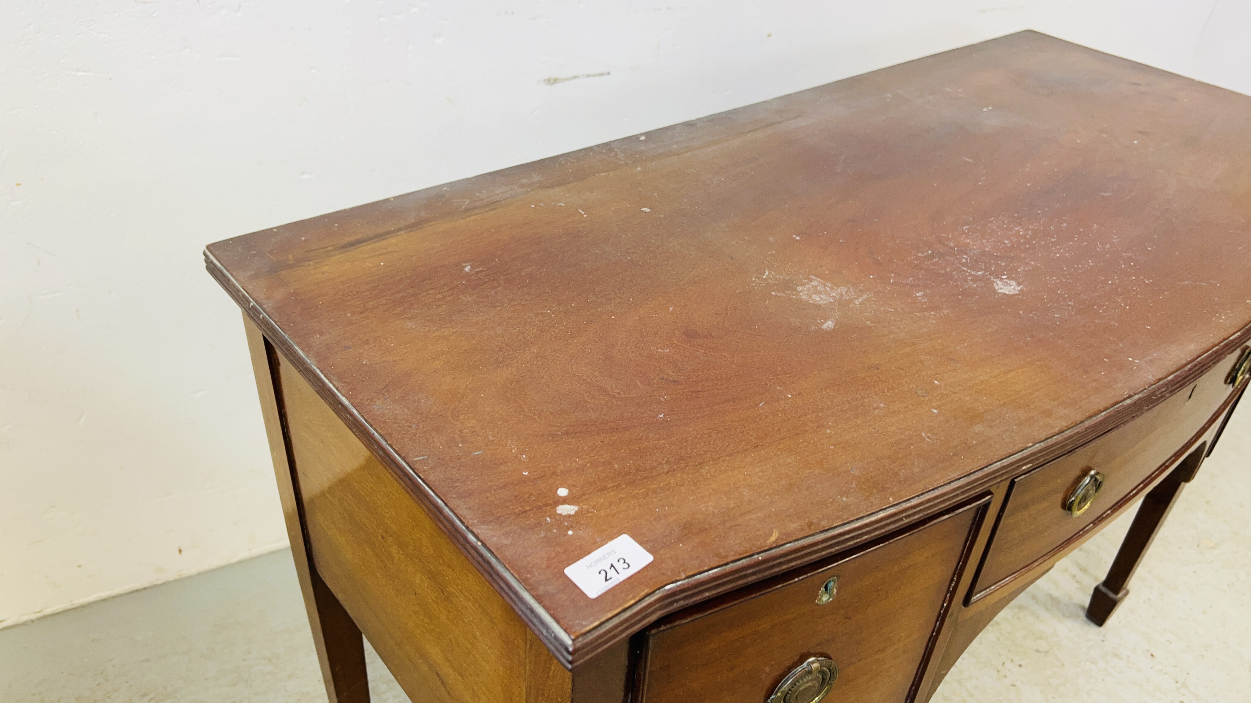 AN EDWARDIAN MAHOGANY BOW FRONT DRESSING TABLE. - Image 5 of 9