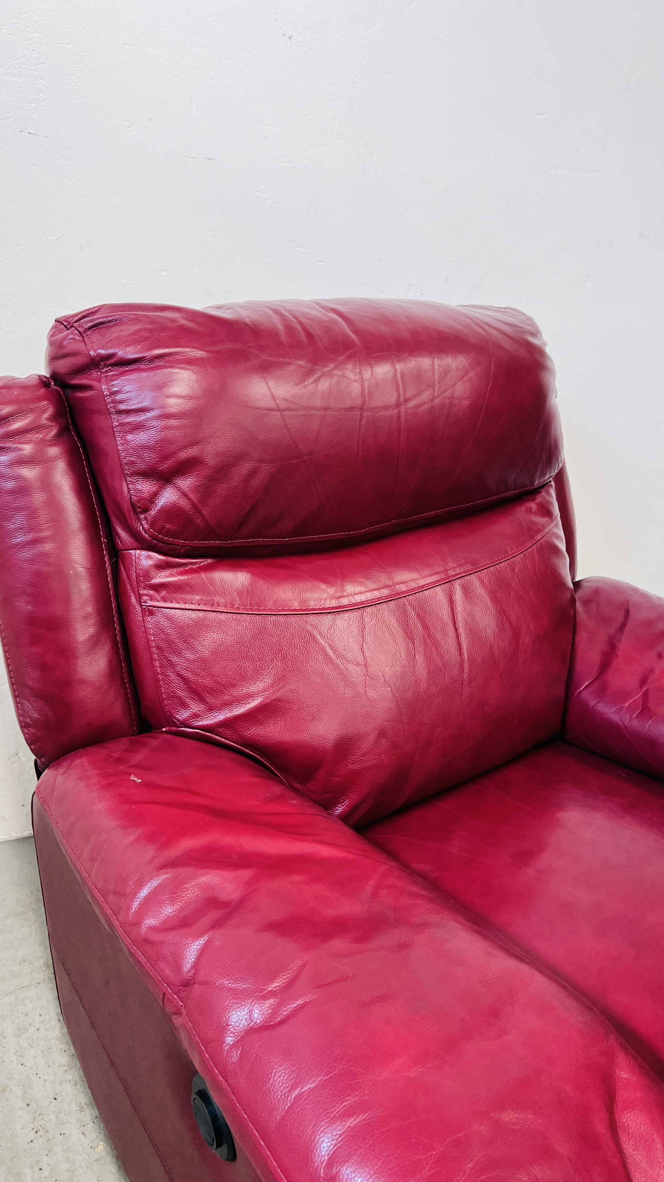 A RED LEATHER ELECTRIC RECLINING EASY CHAIR - SOLD AS SEEN. - Image 4 of 12
