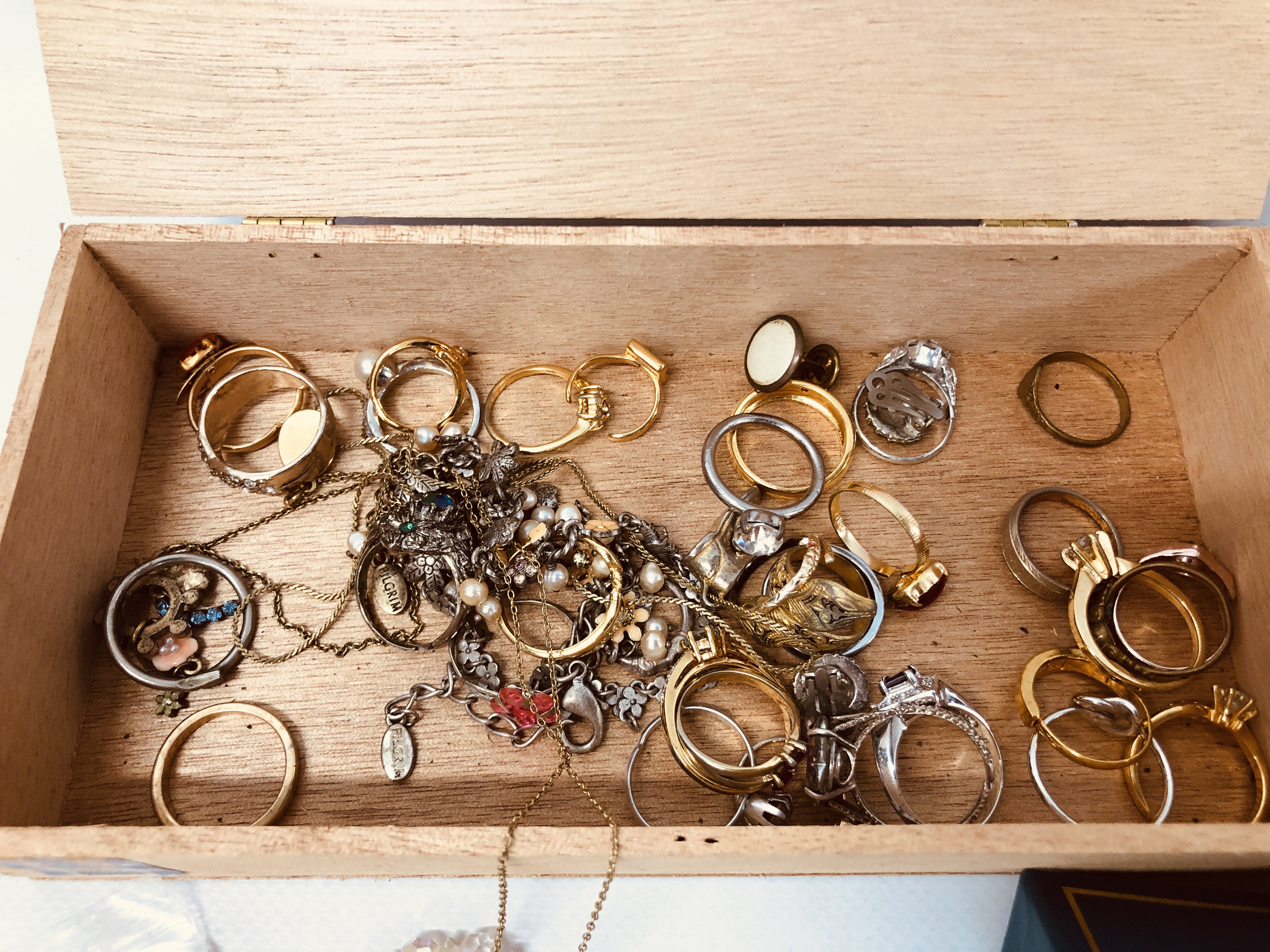 TWO SMALL BOXES OF COSTUME JEWELLERY - Image 7 of 7