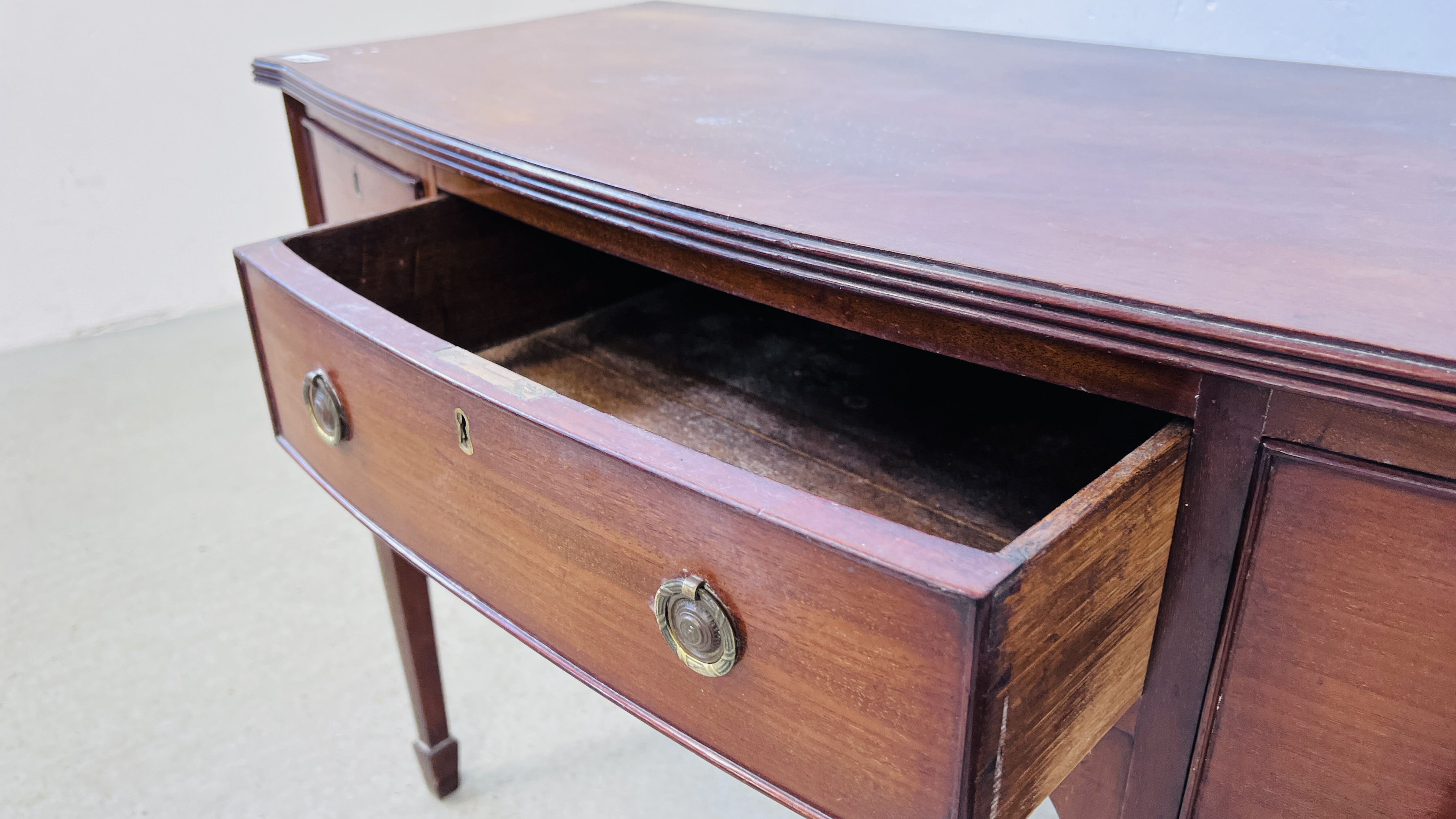 AN EDWARDIAN MAHOGANY BOW FRONT DRESSING TABLE. - Image 9 of 9