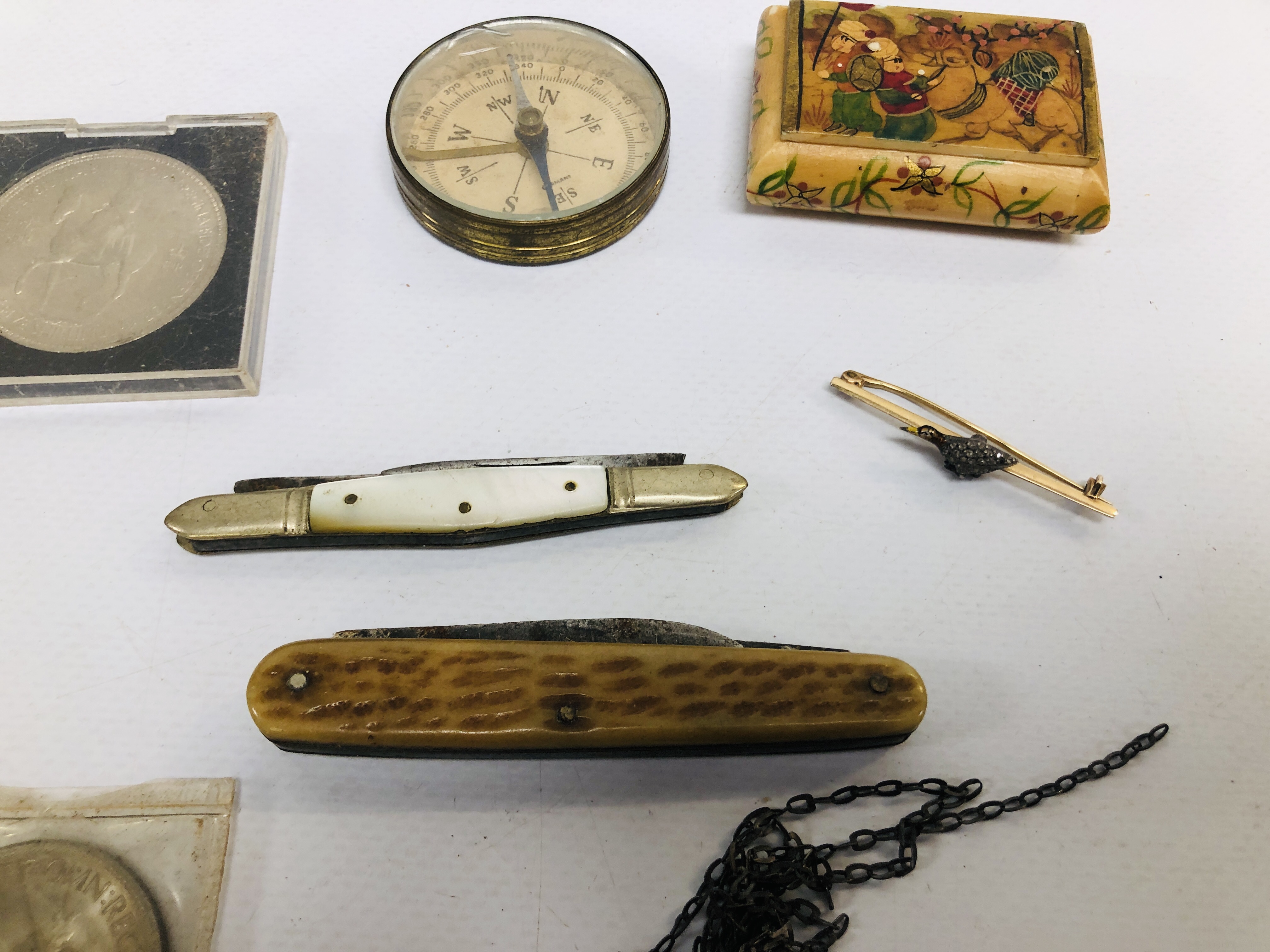 VARIOUS COLLECTABLE'S TO INCLUDE COINS, COMPASS, MOTHER OF PEARL FRUIT KNIFE, PENS, TRINKET BOX, - Image 4 of 6