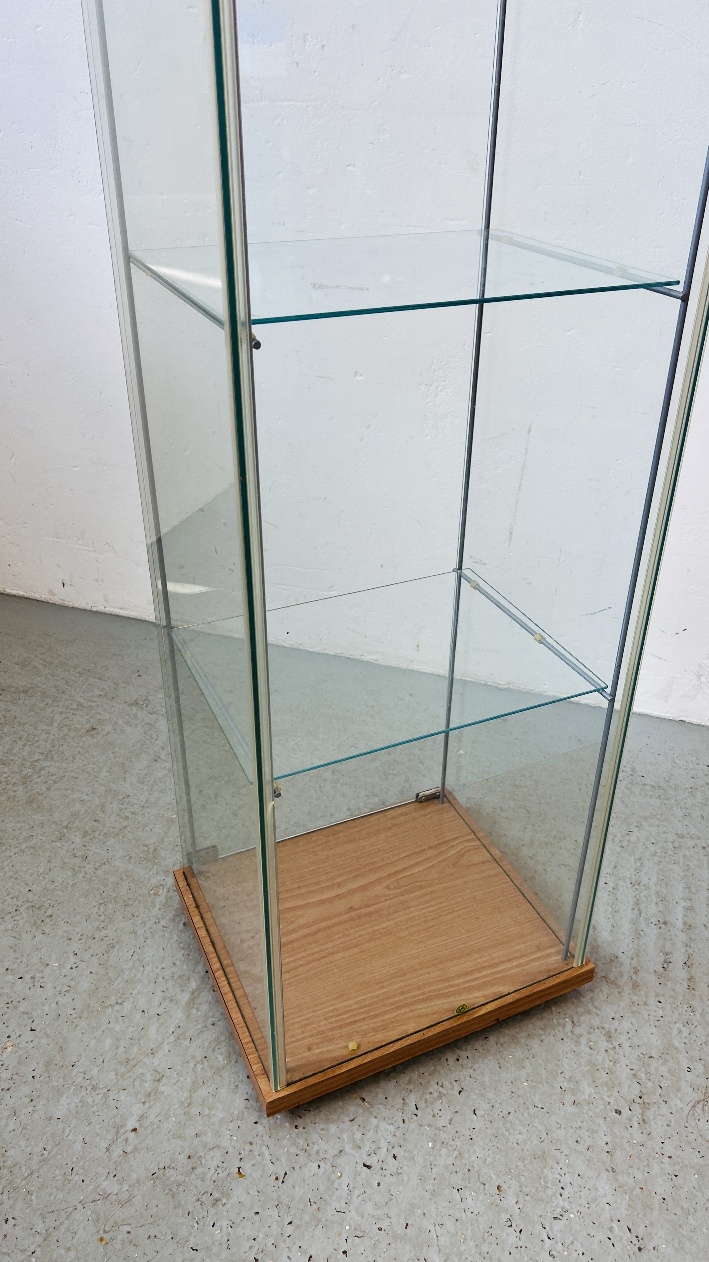 A THREE TIER UPRIGHT DISPLAY CASE, H 163.5CM, D 35CM, W 40CM. - Image 5 of 6