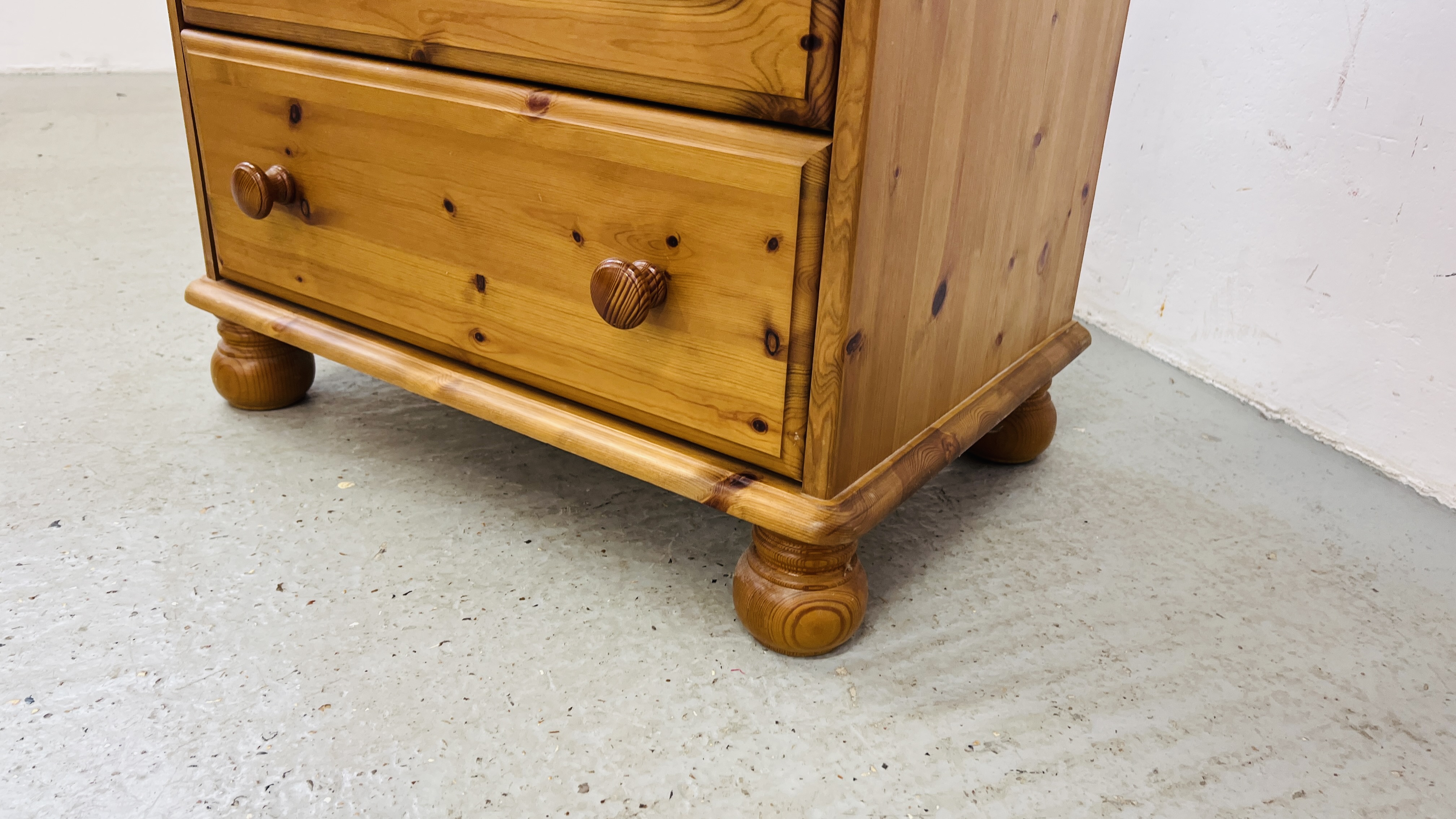 A GOOD QUALITY HONEY PINE THREE DRAWER CHEST OF DRAWERS WIDTH 67CM. DEPTH 46CM. HEIGHT 77CM. - Image 4 of 8