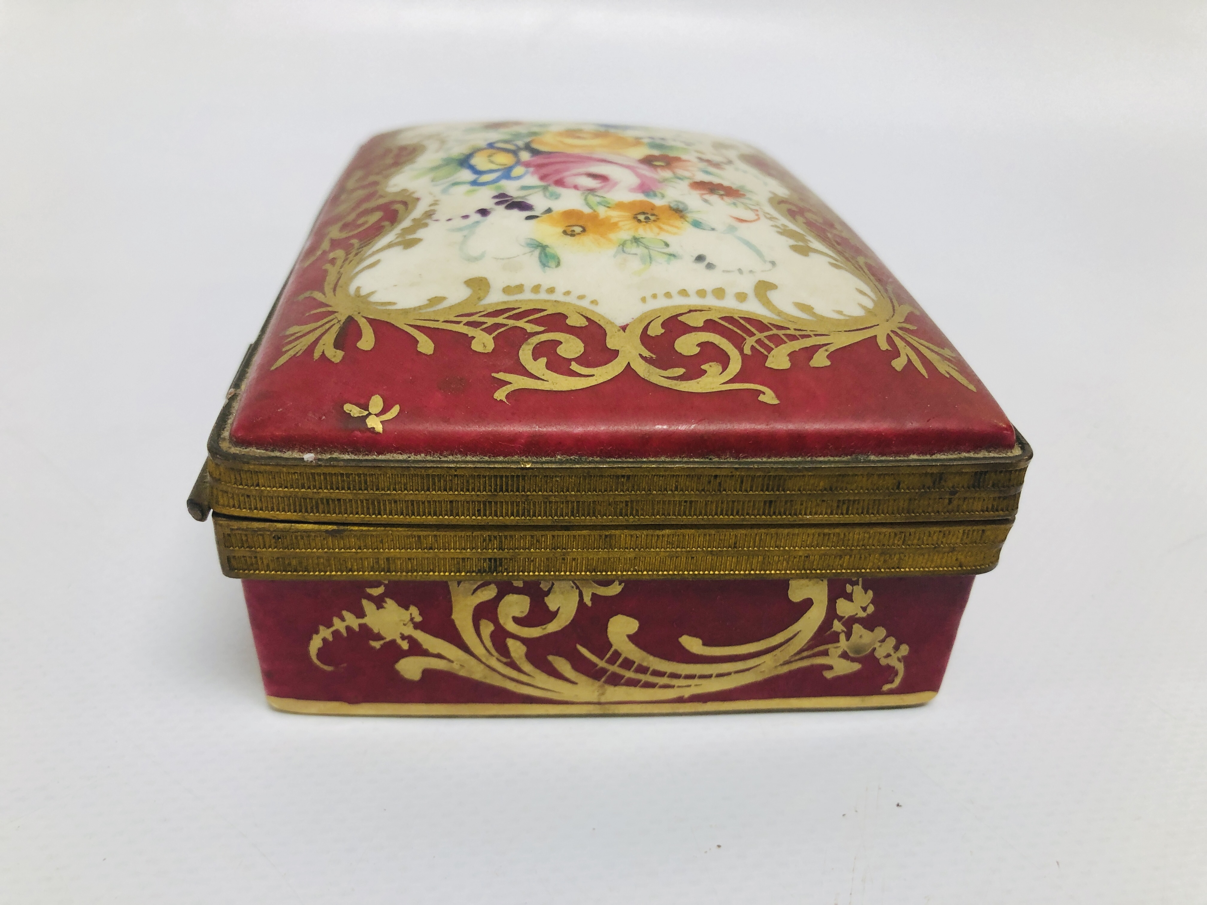 A C19th FRENCH HARDPASTE BOX WITH FLORAL DECORATION (HINGE BROKEN) W 14CM. - Image 6 of 10