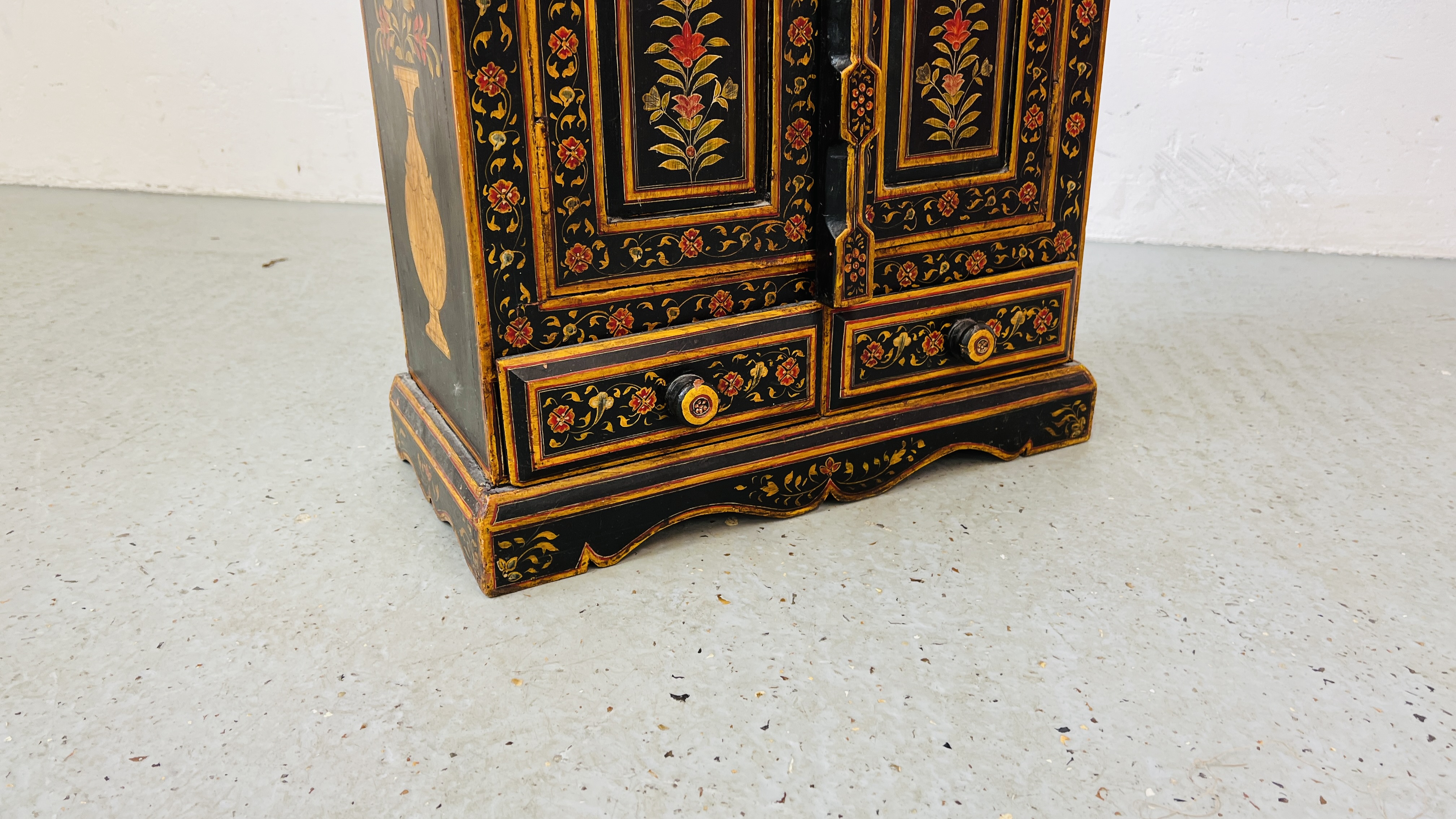 HARDWOOD EASTERN TWO DOOR TWO DRAWER CABINET WITH PAINTED CHASED AND FLOWER DECORATION, W 57CM, - Bild 4 aus 8