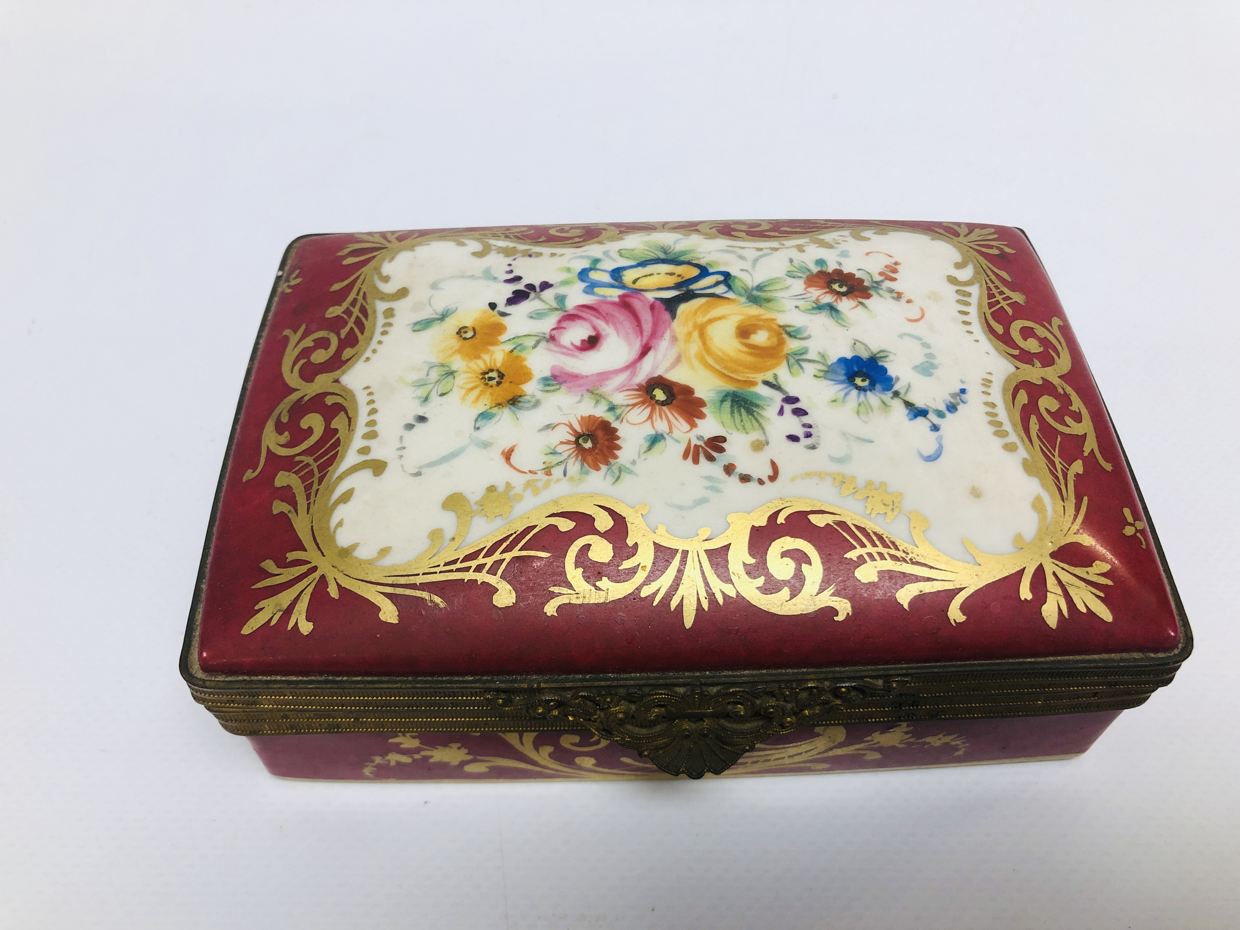 A C19th FRENCH HARDPASTE BOX WITH FLORAL DECORATION (HINGE BROKEN) W 14CM. - Image 2 of 10