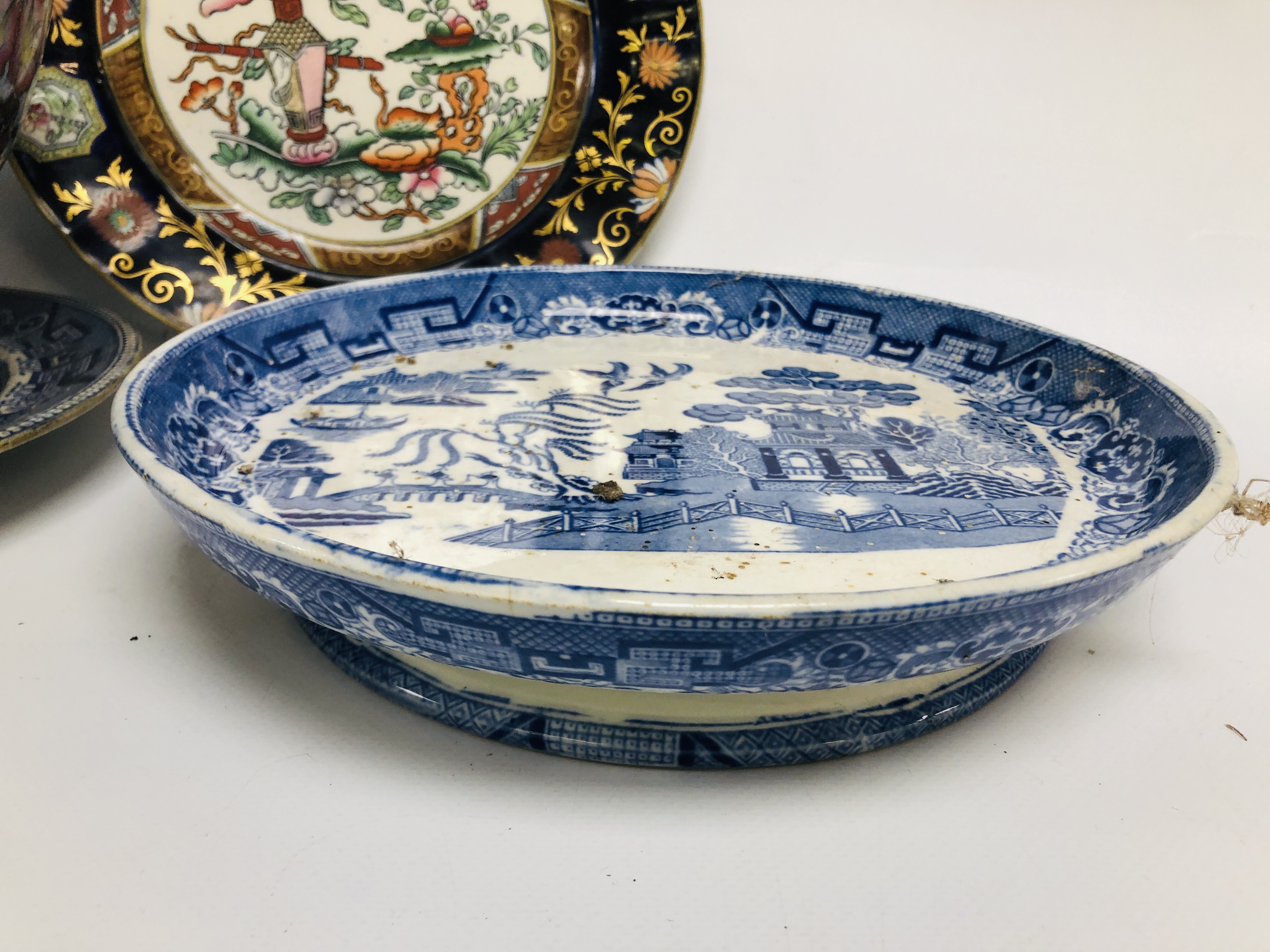 QUANTITY OF VINTAGE CHINA TO INCLUDE A STAFFORDSHIRE STYLE PUNCH BOWL ON RAISED FOOT, - Bild 10 aus 13