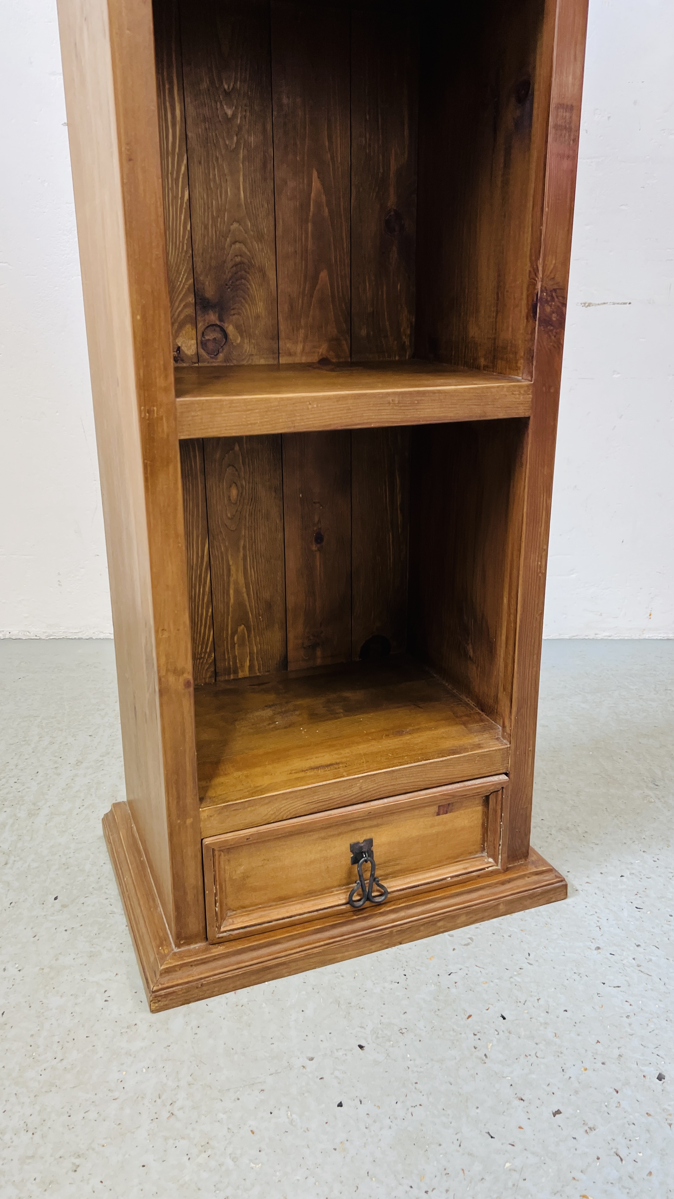 STAINED PINE FOUR TIER NARROW BOOK SHELF WITH SINGLE DRAWER TO BASE 50CM X 35CM X 190CM. - Bild 4 aus 6