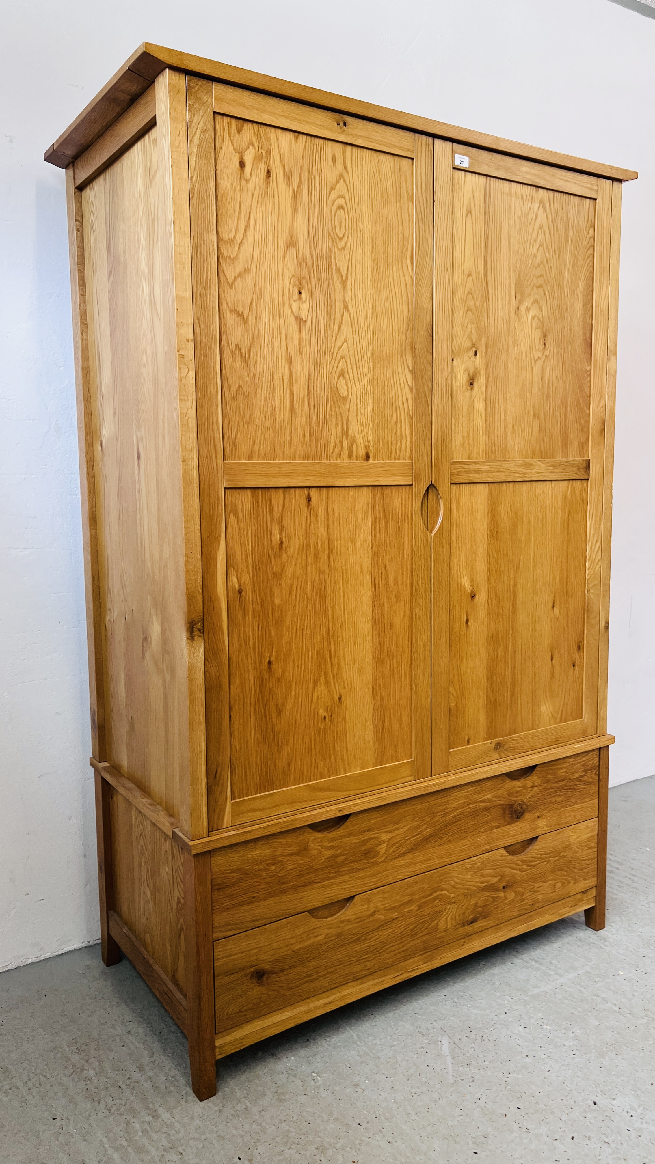 A MODERN LIGHT OAK DOUBLE WARDROBE WITH TWO DRAWERS TO BASE W 127CM, D 63CM, H 186CM. - Bild 3 aus 10