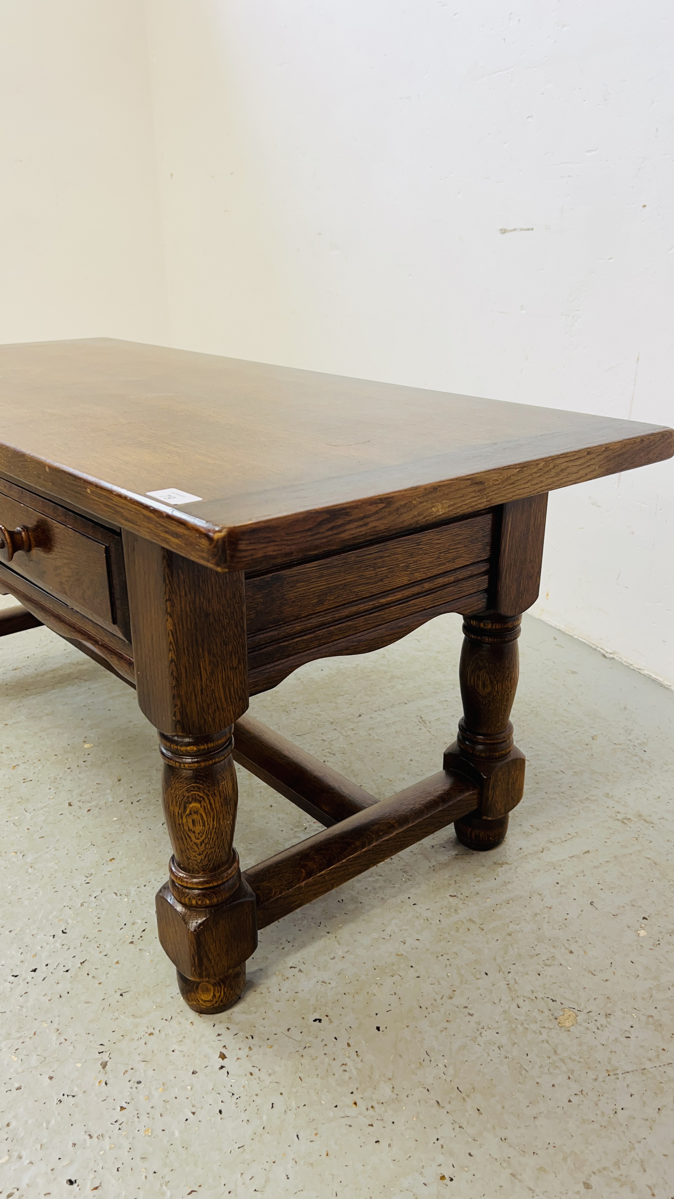 AN OAK TWO DRAWER GOOD QUALITY REPRODUCTION COFFEE TABLE LENGTH 114CM. WIDTH 49CM. HEIGHT 50CM. - Image 4 of 7