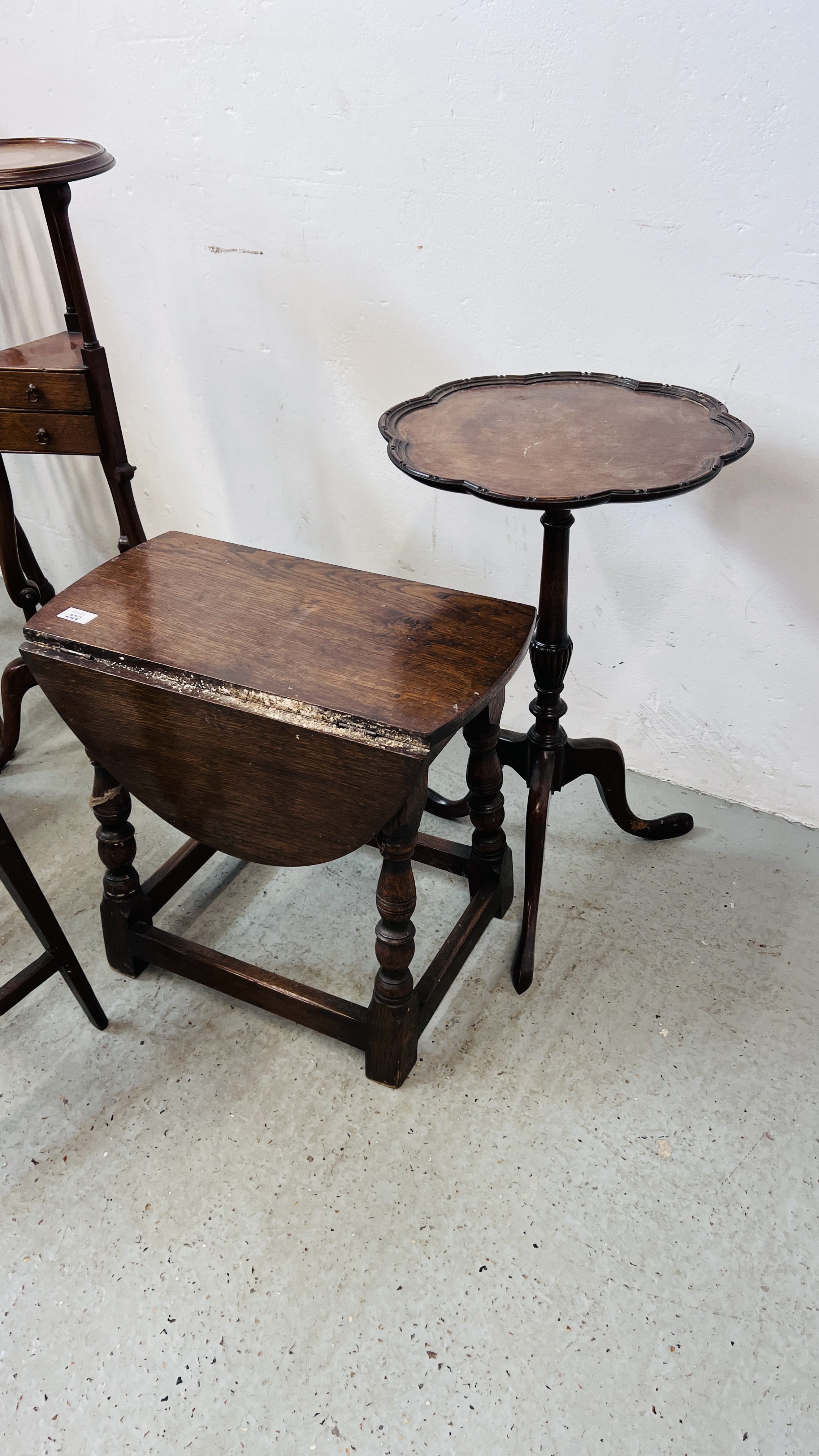 AN ANTIQUE ELM SEATED KITCHEN CHAIR THE SPLAT WITH PRINCE OF WALES FEATHERS, - Image 5 of 5