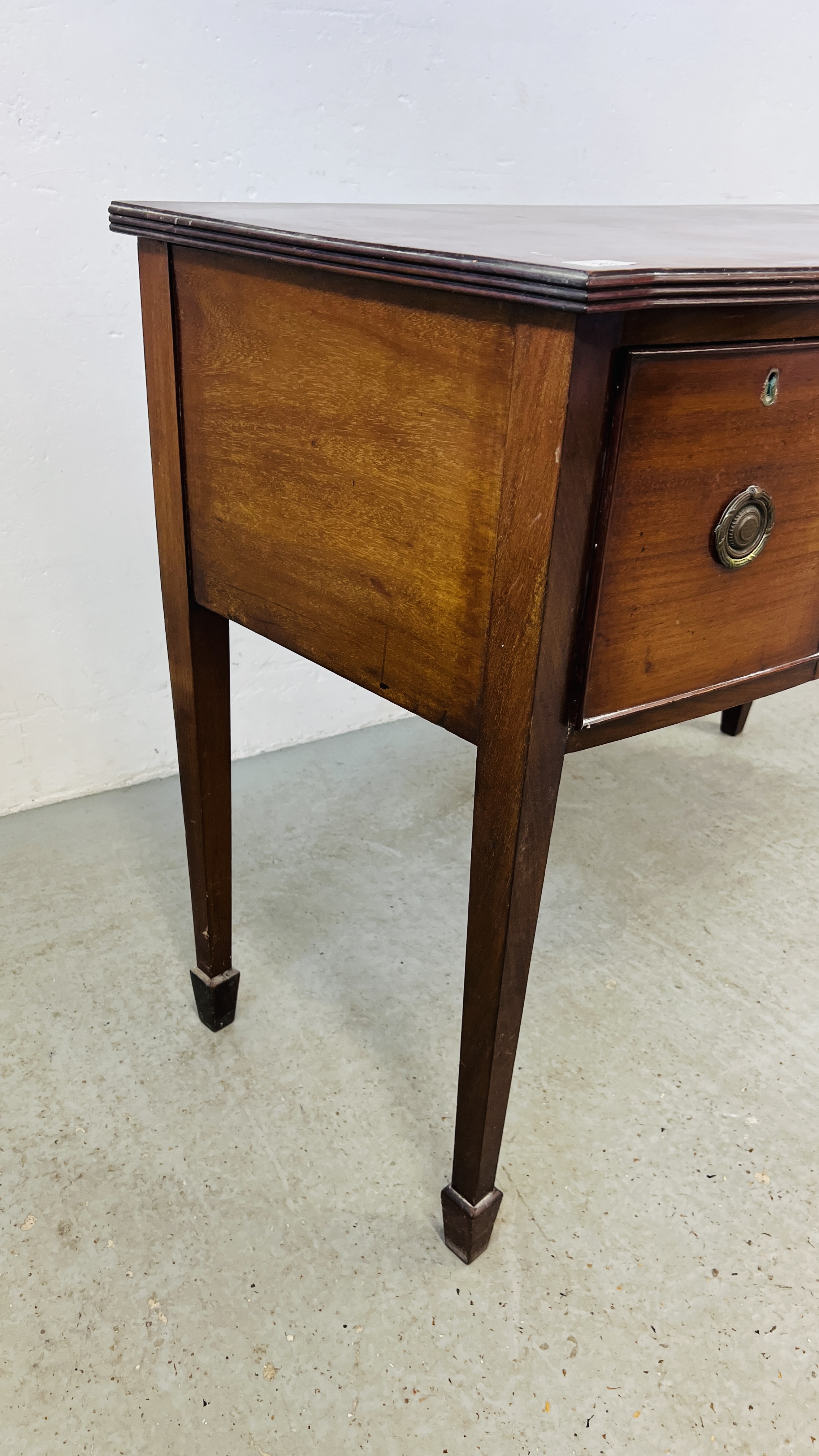 AN EDWARDIAN MAHOGANY BOW FRONT DRESSING TABLE. - Image 4 of 9