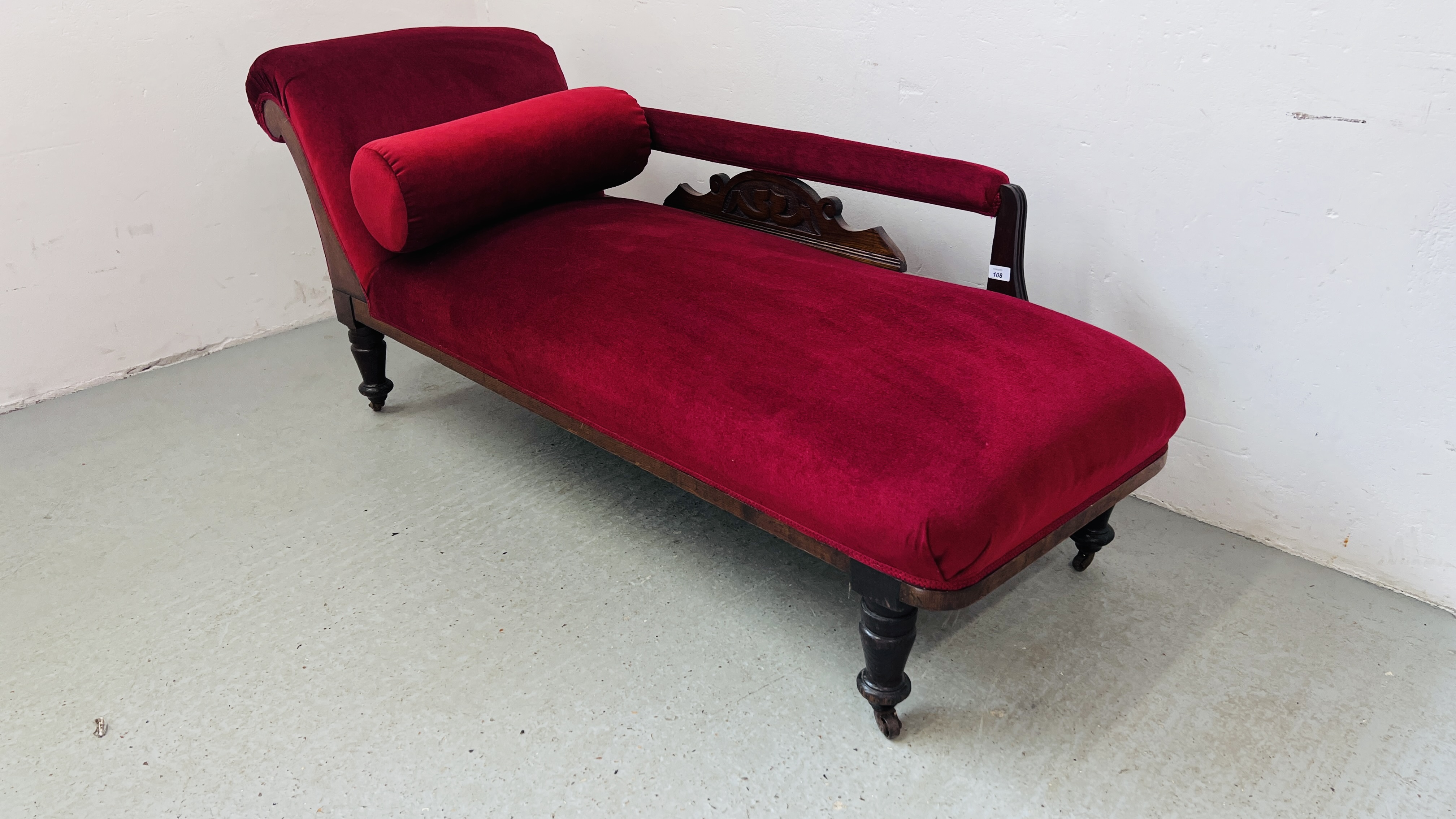 OAK FINISHED CHAISE LOUNGE, RED VELVET UPHOLSTERY, LENGTH 170CM. - Image 2 of 5