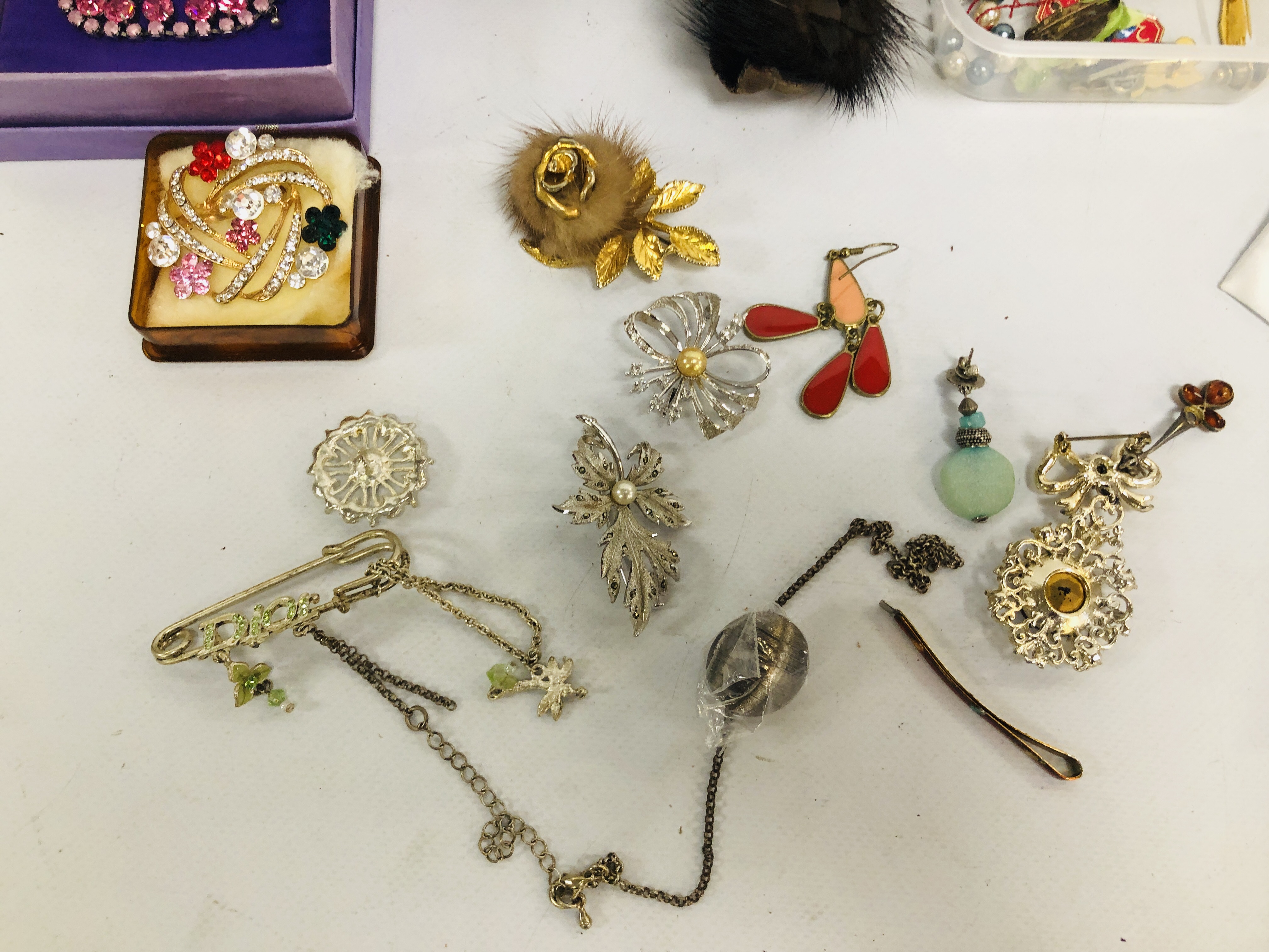 TRAY OF ASSORTED MODERN AND VINTAGE COSTUME JEWELLERY TO INCLUDE VINTAGE BROOCHES, ST. - Image 10 of 10