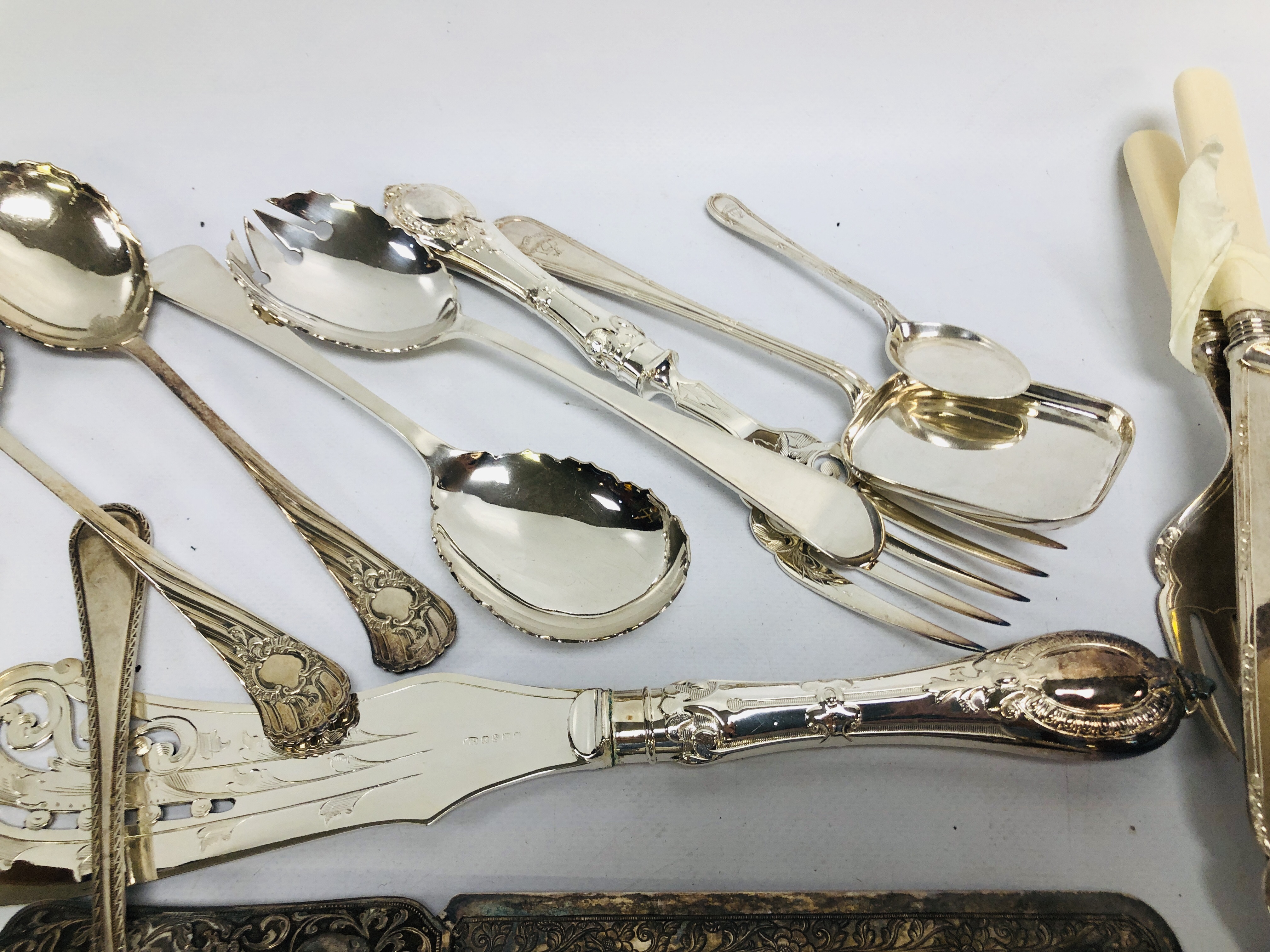 BOX OF ASSORTED SILVER PLATED CUTLERY SERVING FORKS AND SLICES, KNIFE RESTS AND COFFEE BEAN SPOONS, - Image 5 of 11