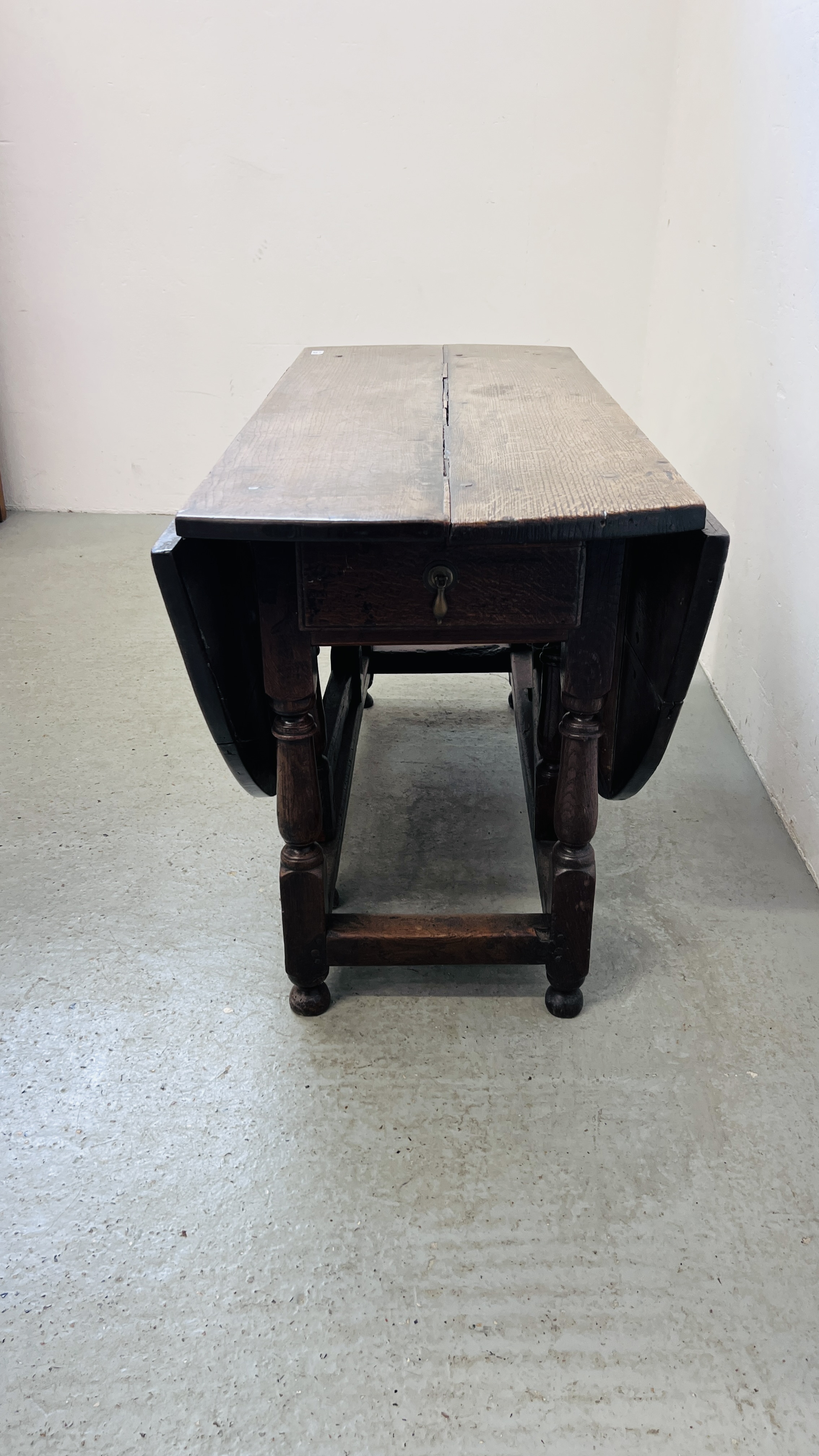 AN EARLY C18th OAK GATELEG DINING TABLE, L 156CM. - Image 5 of 11