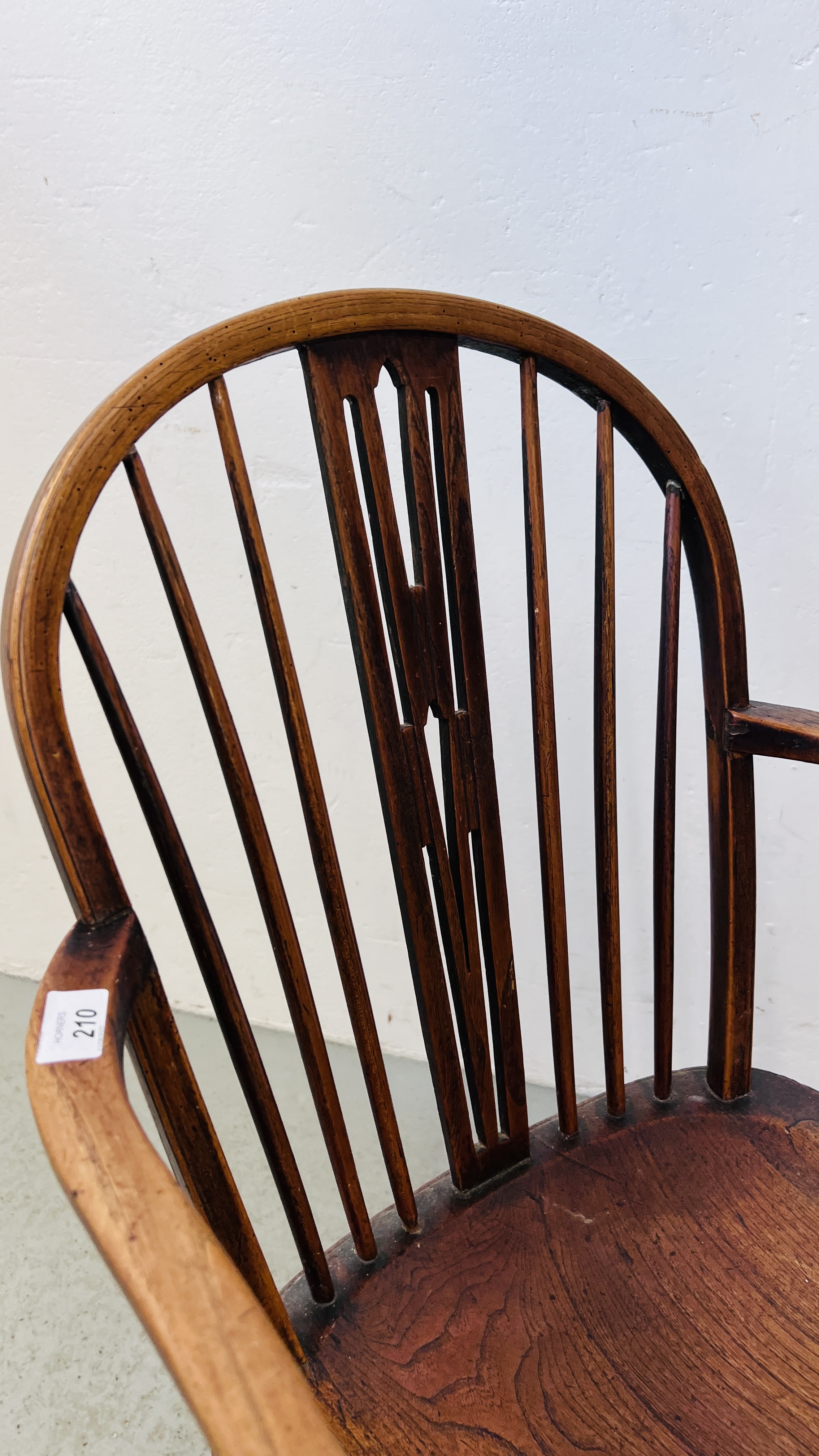 AN EARLY C19th ELM WINDSOR ARMCHAIR. - Image 3 of 6