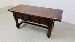 AN OAK TWO DRAWER GOOD QUALITY REPRODUCTION COFFEE TABLE LENGTH 114CM. WIDTH 49CM. HEIGHT 50CM.