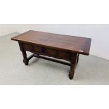 AN OAK TWO DRAWER GOOD QUALITY REPRODUCTION COFFEE TABLE LENGTH 114CM. WIDTH 49CM. HEIGHT 50CM.