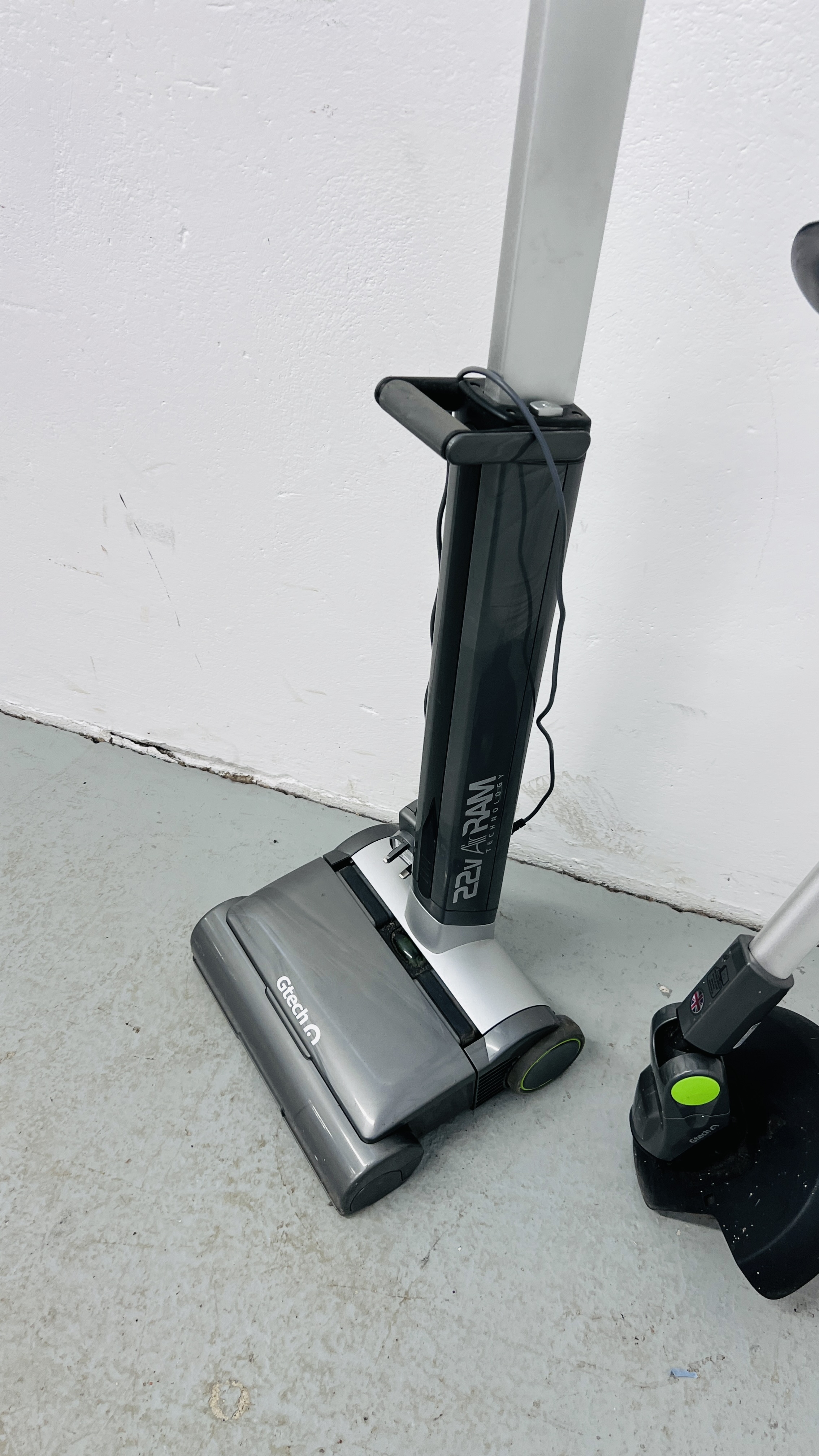 A GTECH AIR RAM CORDLESS VACUUM CLEANER WITH CHARGER ALONG WITH A GTECH CORDLESS STRIMMER (NO - Image 4 of 5