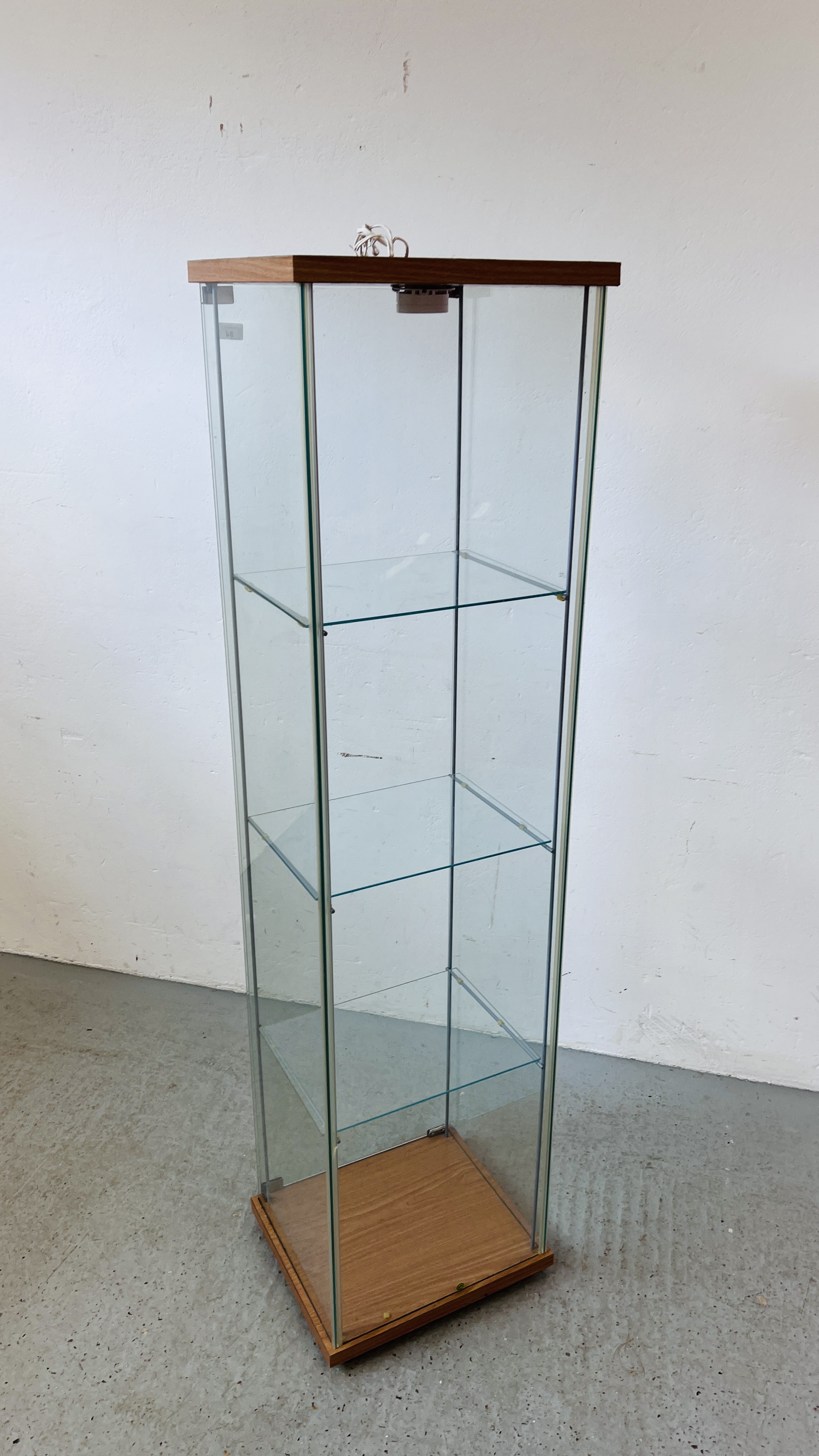 A THREE TIER UPRIGHT DISPLAY CASE, H 163.5CM, D 35CM, W 40CM. - Image 2 of 6